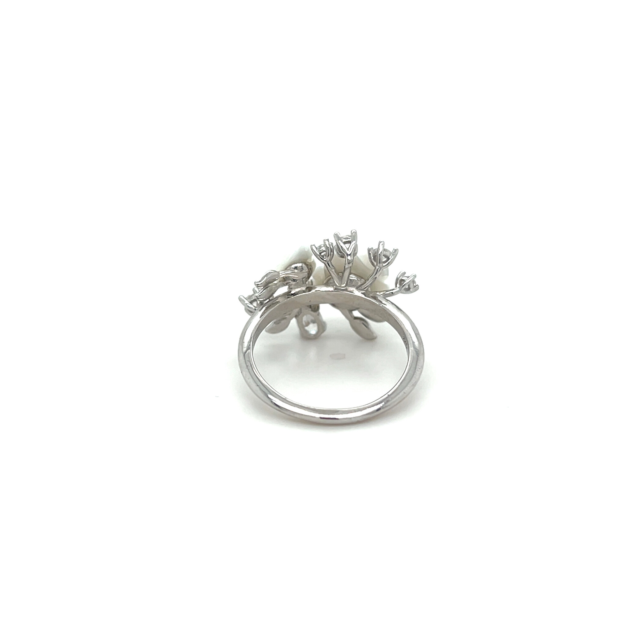 Ring met bloemvorm en groene accenten-3