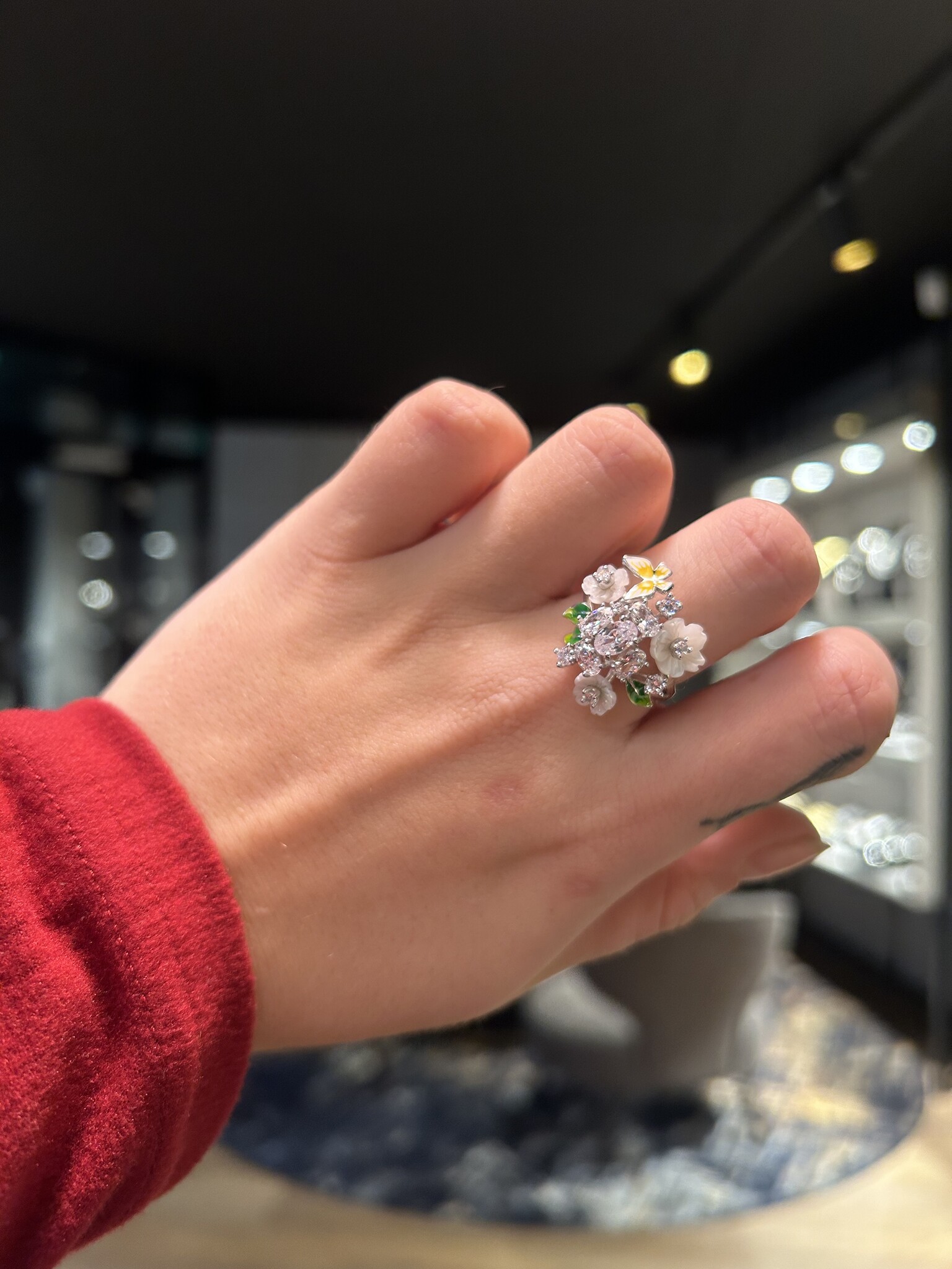 Ring in de vorm van een bloem met zirkonia stenen en groen en gele accenten-2