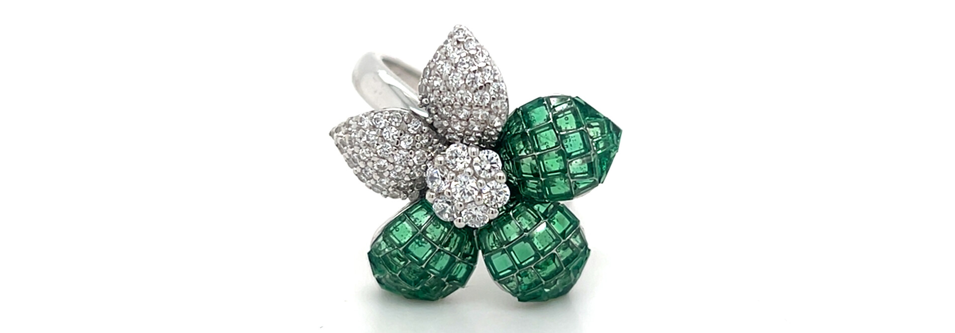 Ring bloemvorm met gekleurde en witte stenen