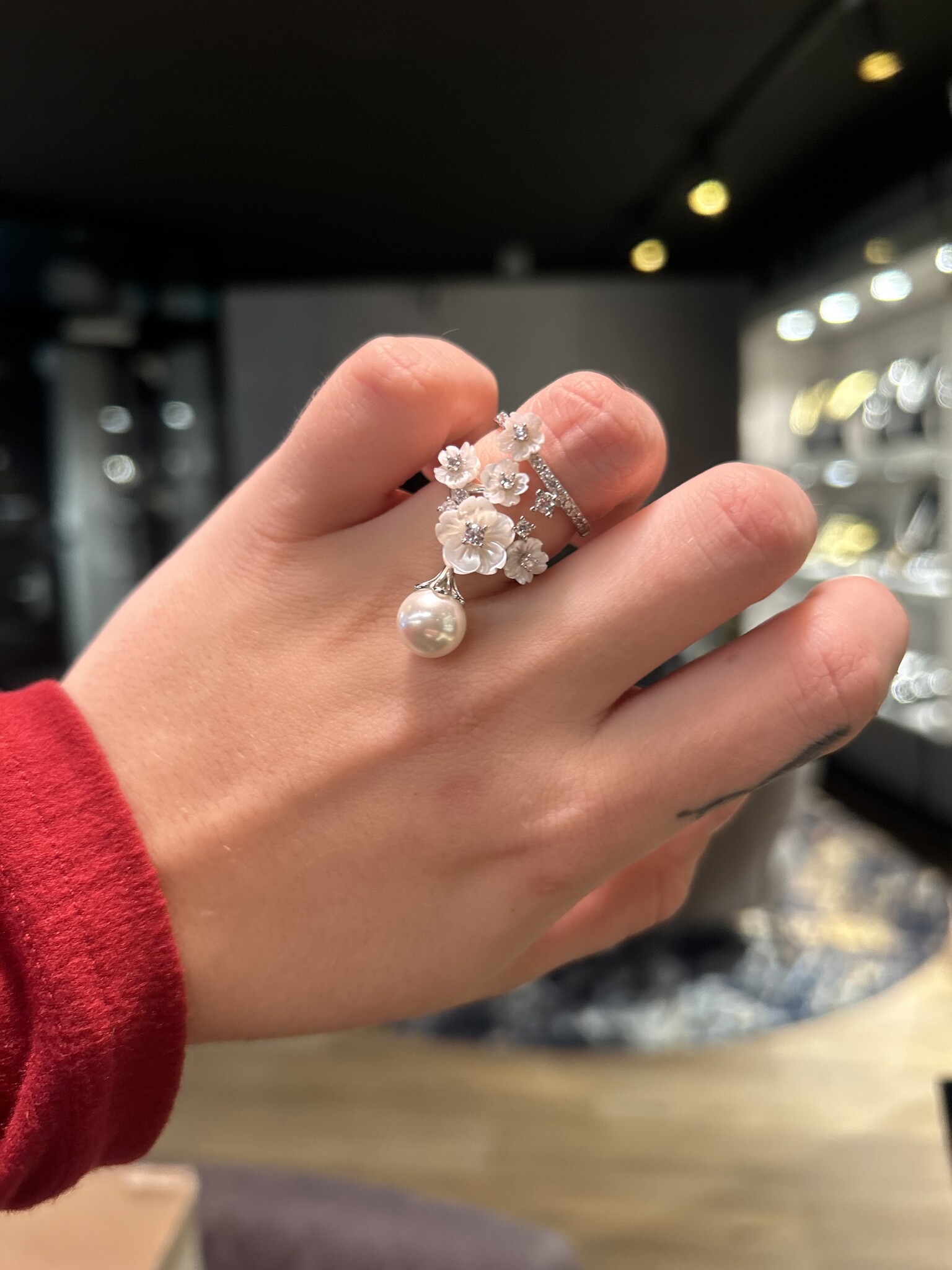 Ring bloemmotief met zirkonias en losse parel-2