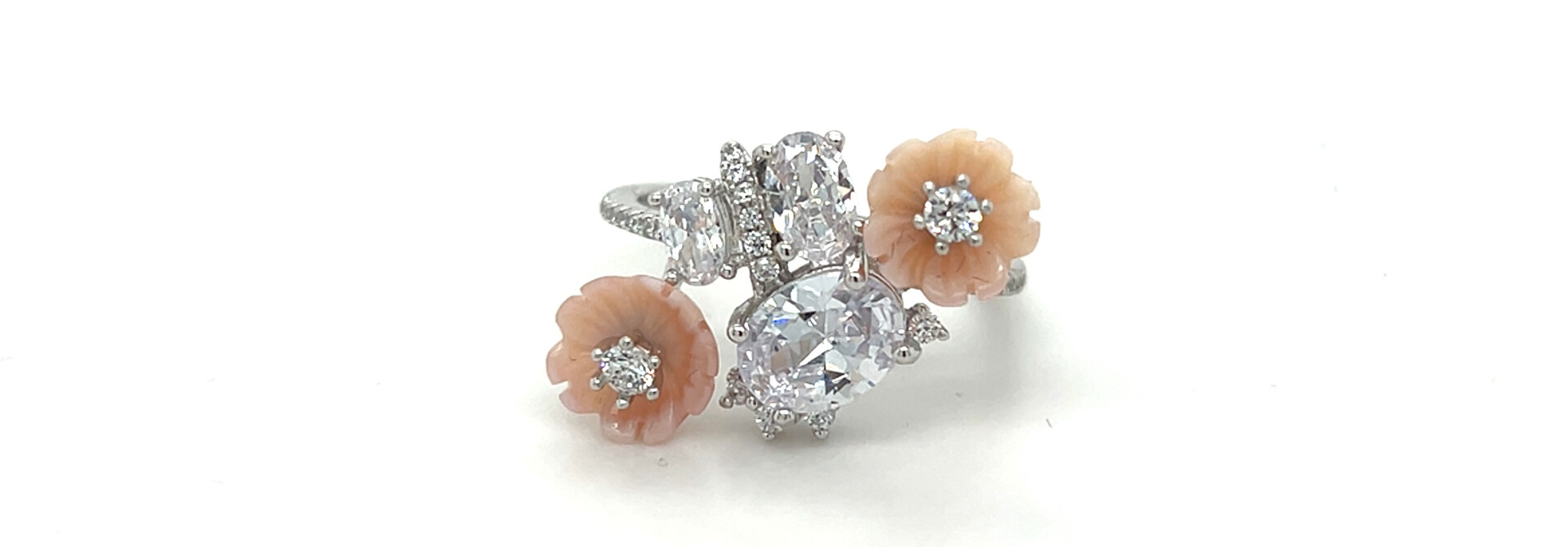 Ring met grote zirkonia en bloemen in roze