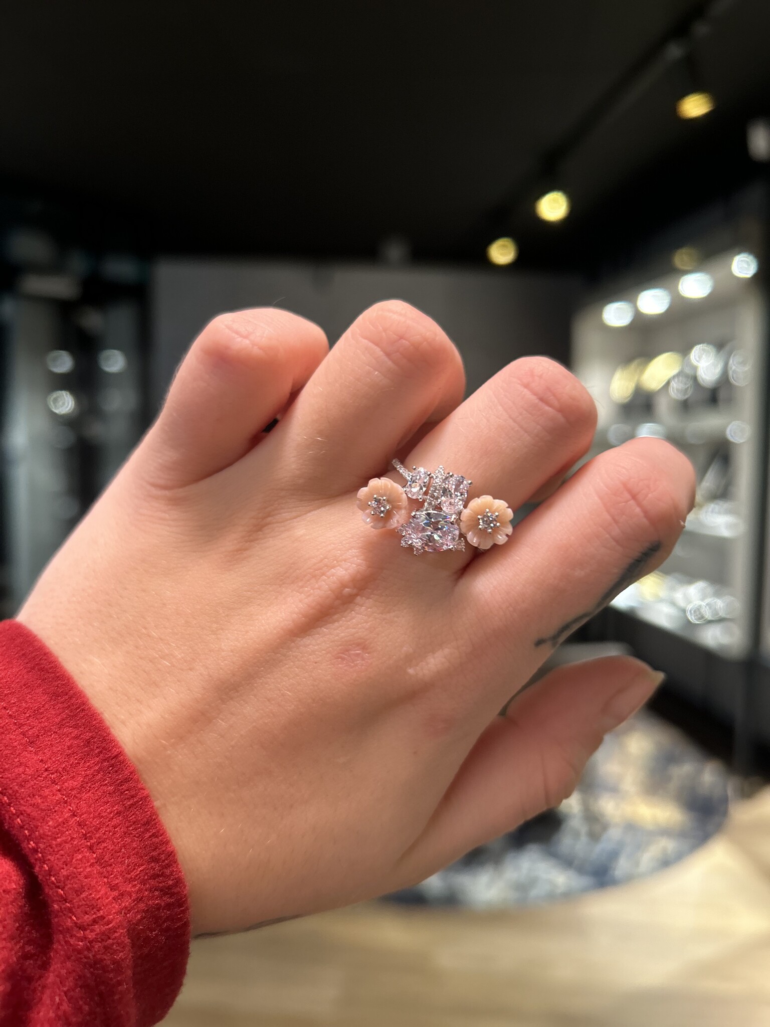 Ring met grote zirkonia en bloemen in roze-2