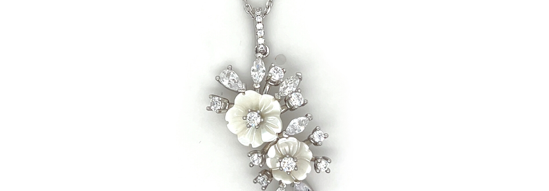 Ketting ankerschakel met fantasie hanger met bloem en zirkonia's
