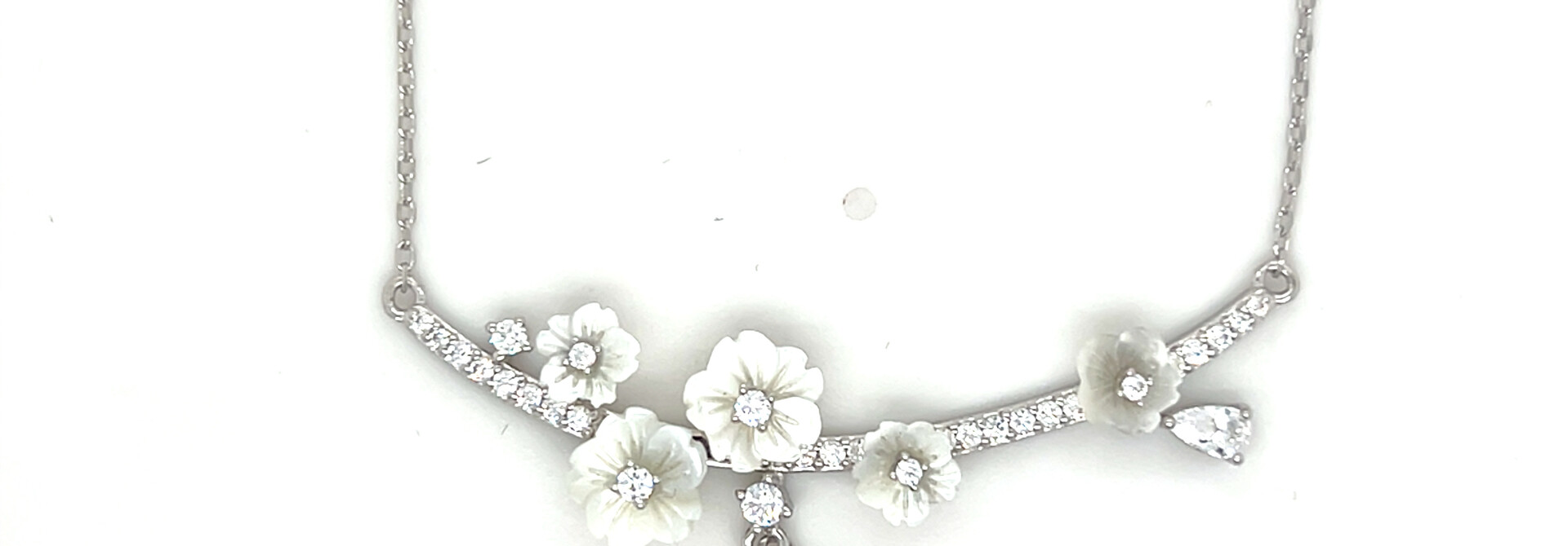 Ketting met horizontale balk met bloemen en parel