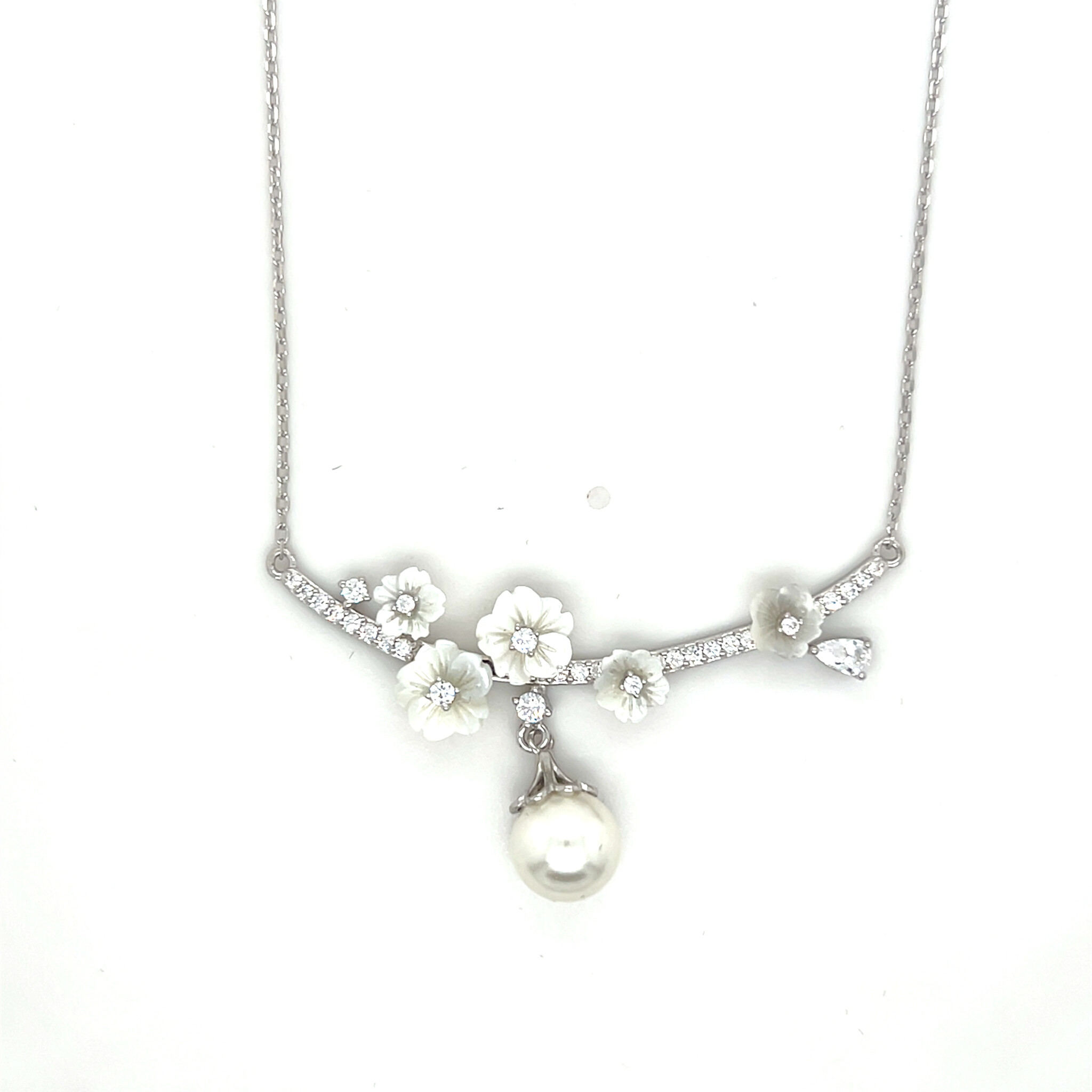 Ketting met horizontale balk met bloemen en parel-1