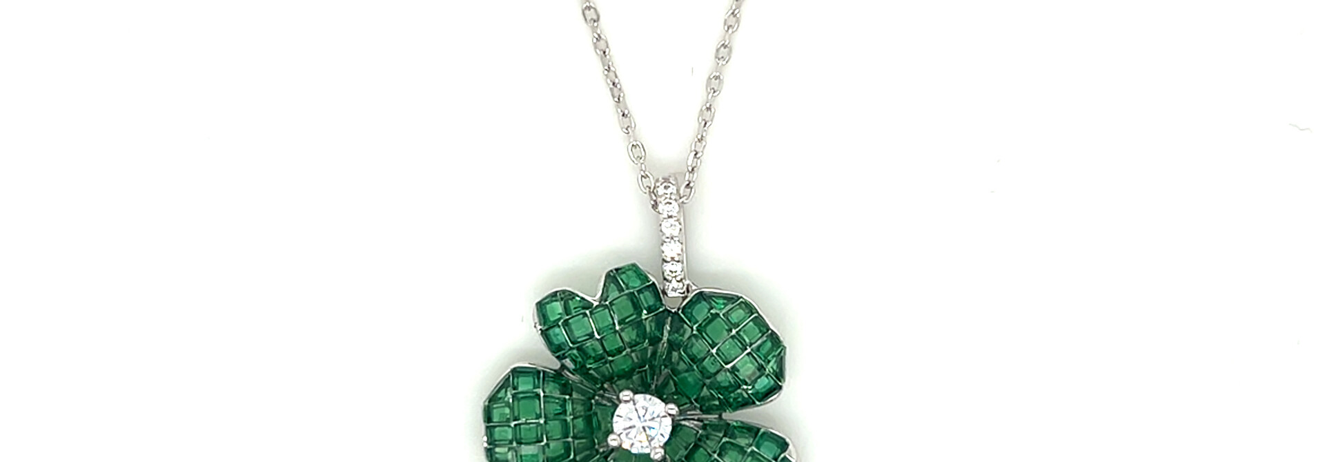 Ketting met bloem met groene langwerpige zirkonia's