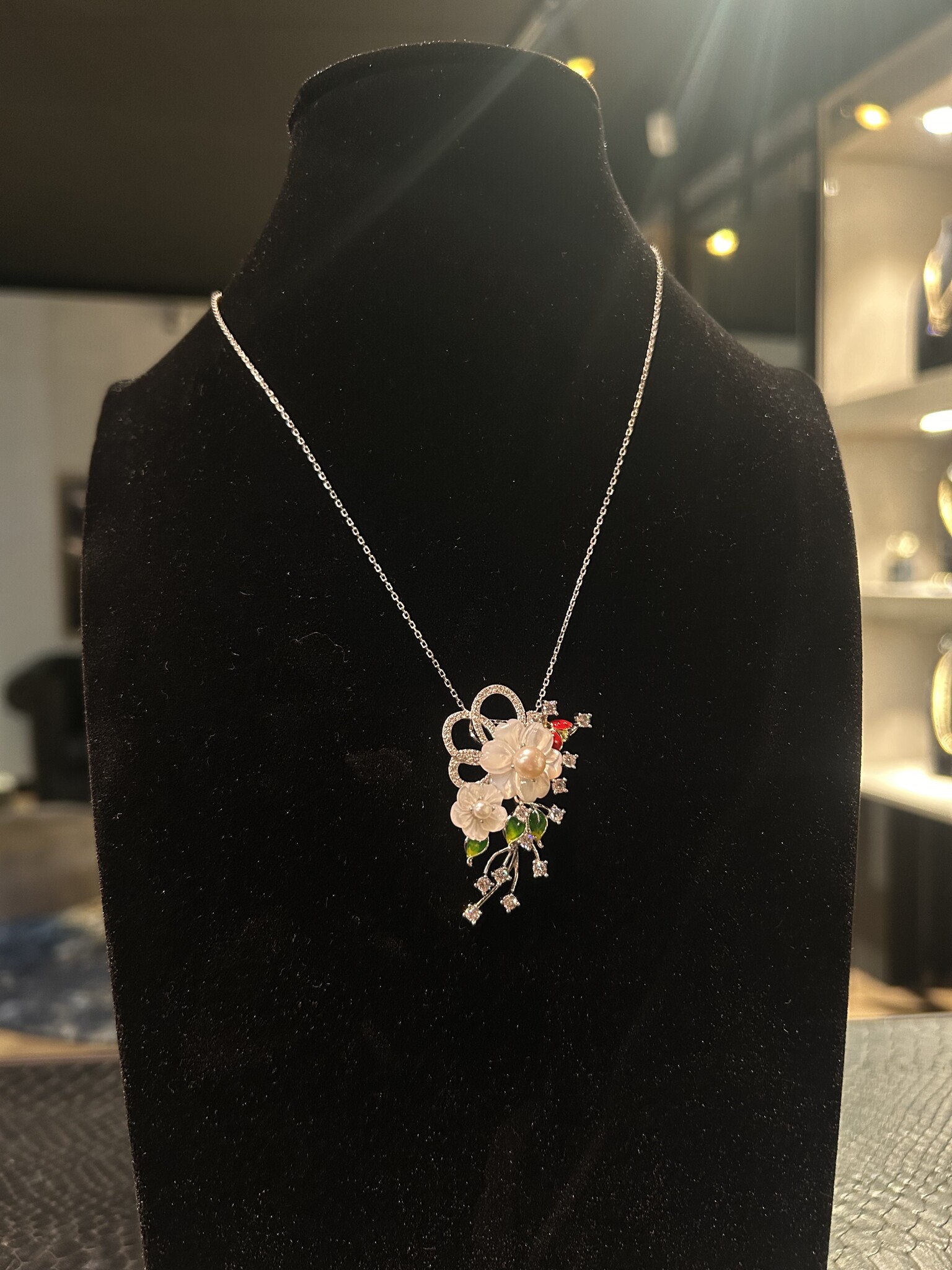 Ketting ankerschakel met fantasie hanger met bloemen, parels en zirkonia's-2