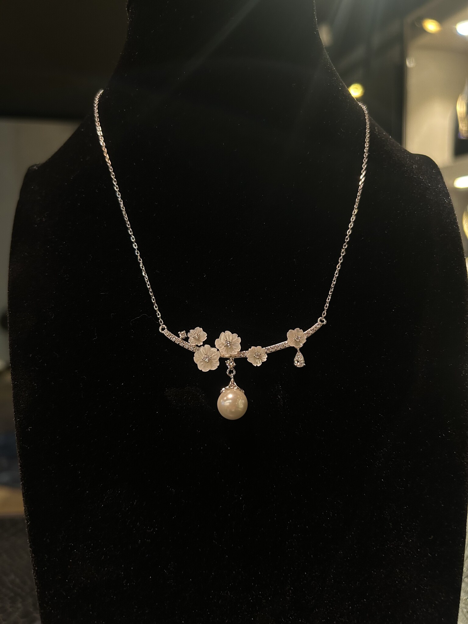 Ketting met horizontale balk met bloemen en parel-2