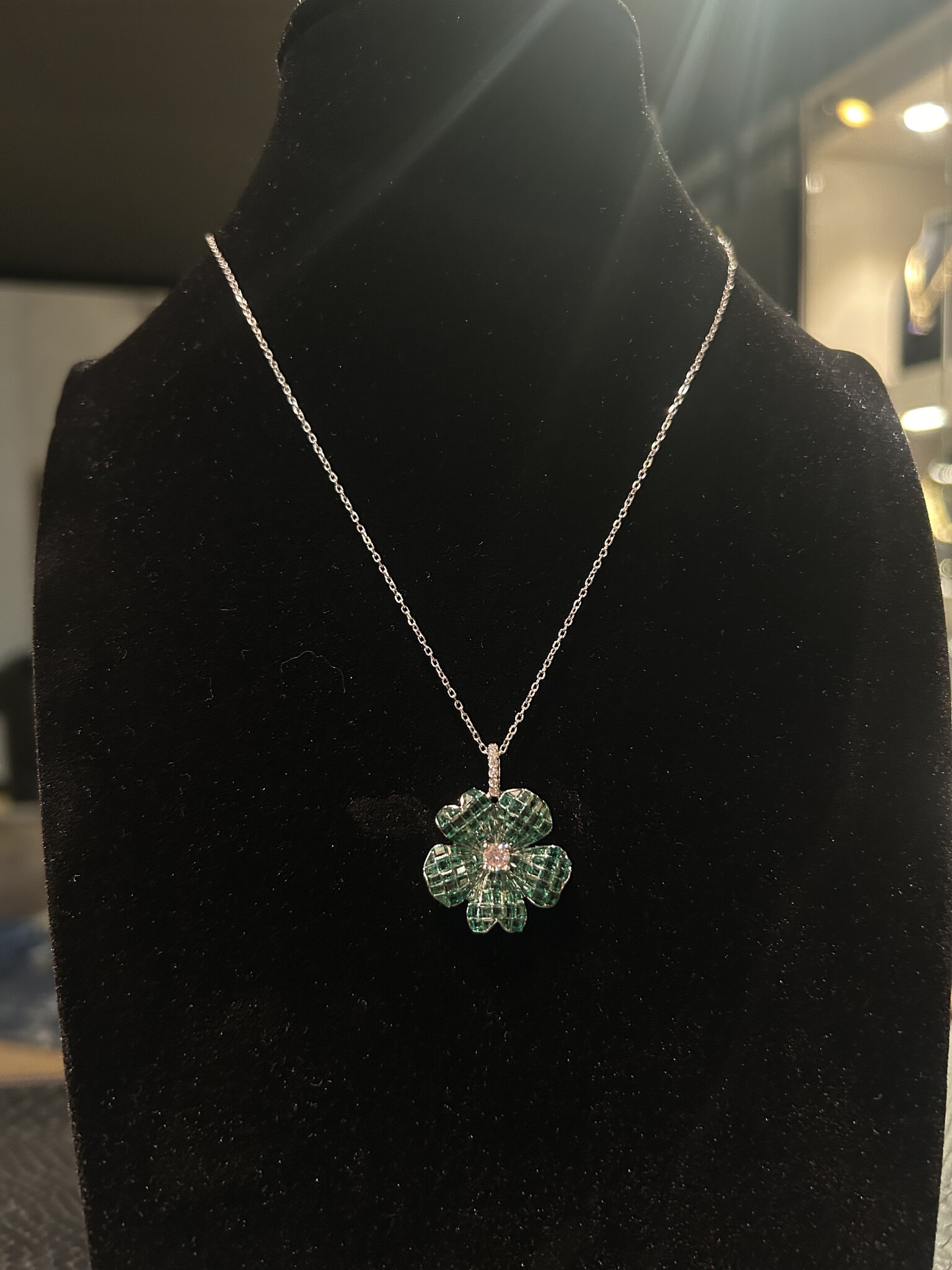 Ketting met bloem met groene langwerpige zirkonia's-2