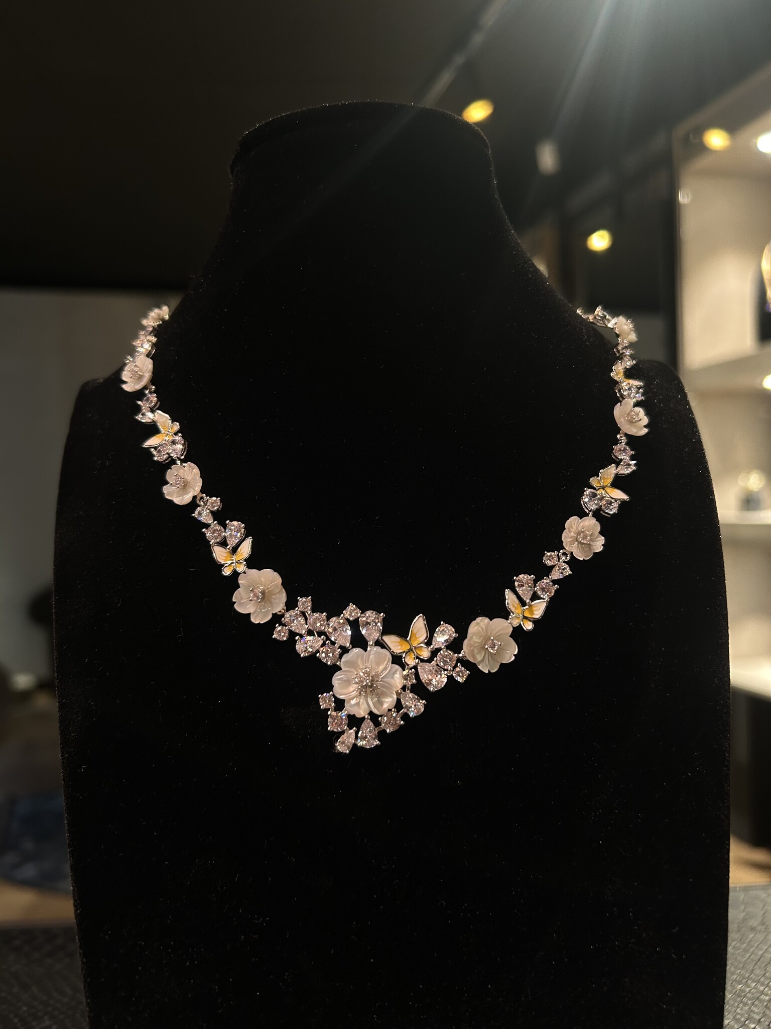 Ketting met bloemenkrans met vlinders en zirkonia's-2