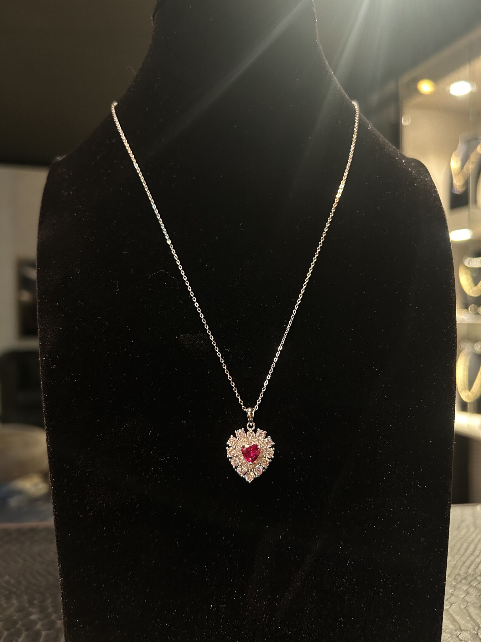 Ketting ankerschakel met rood hart omringd door witte zirkonia's-2