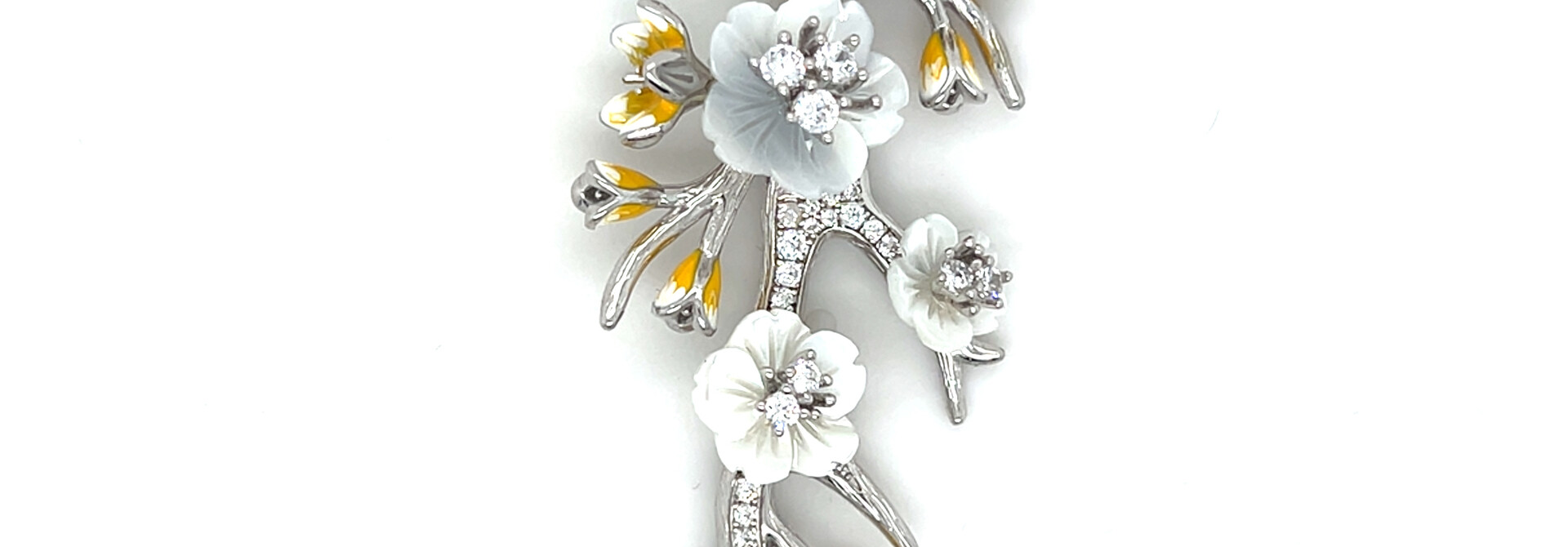 Ketting ankerschakel met hanger tak met witte bloemen, details en zirkonia's
