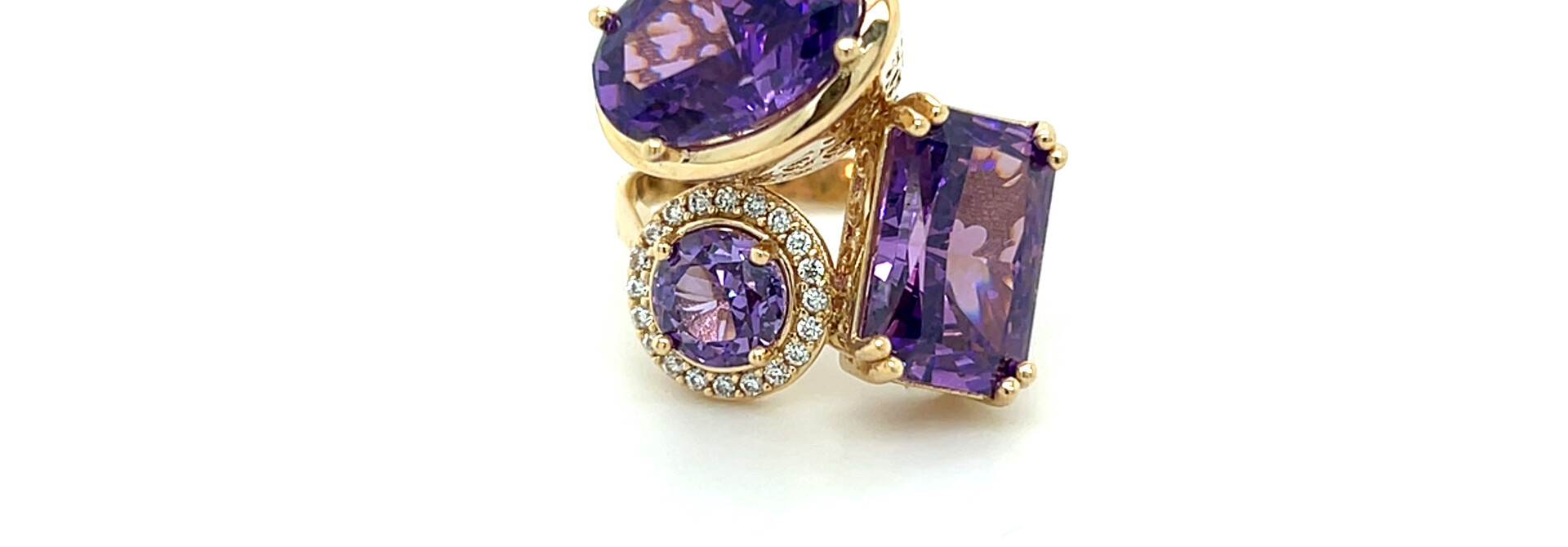 Ring met meerdere paarse stenen