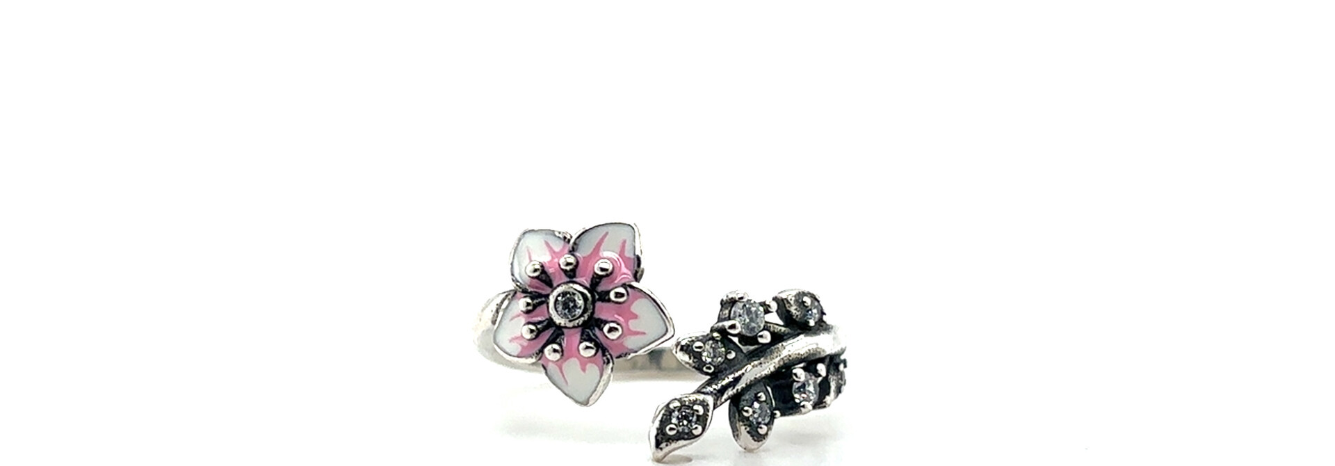 Ring met zirkonia stenen en een bloem en roze accent