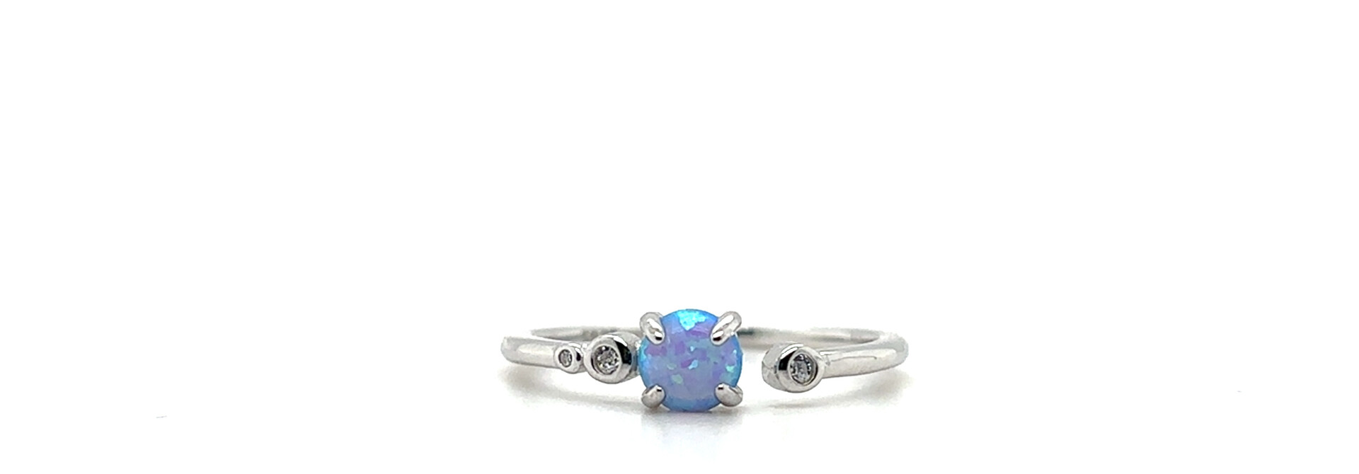 Ring met blauwe opaal en zirkonia stenen