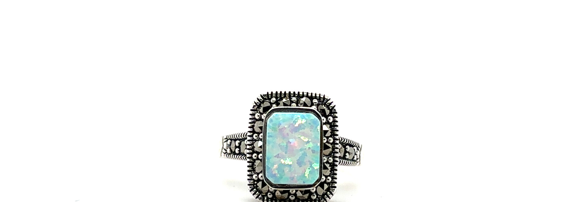 Ring met een rechthoekige opaal steen in verschillende kleuren