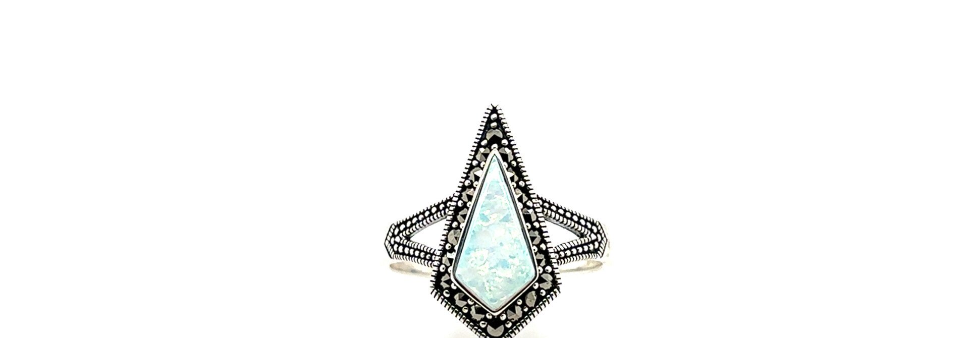 Ring met driehoekige opaal en omlijning