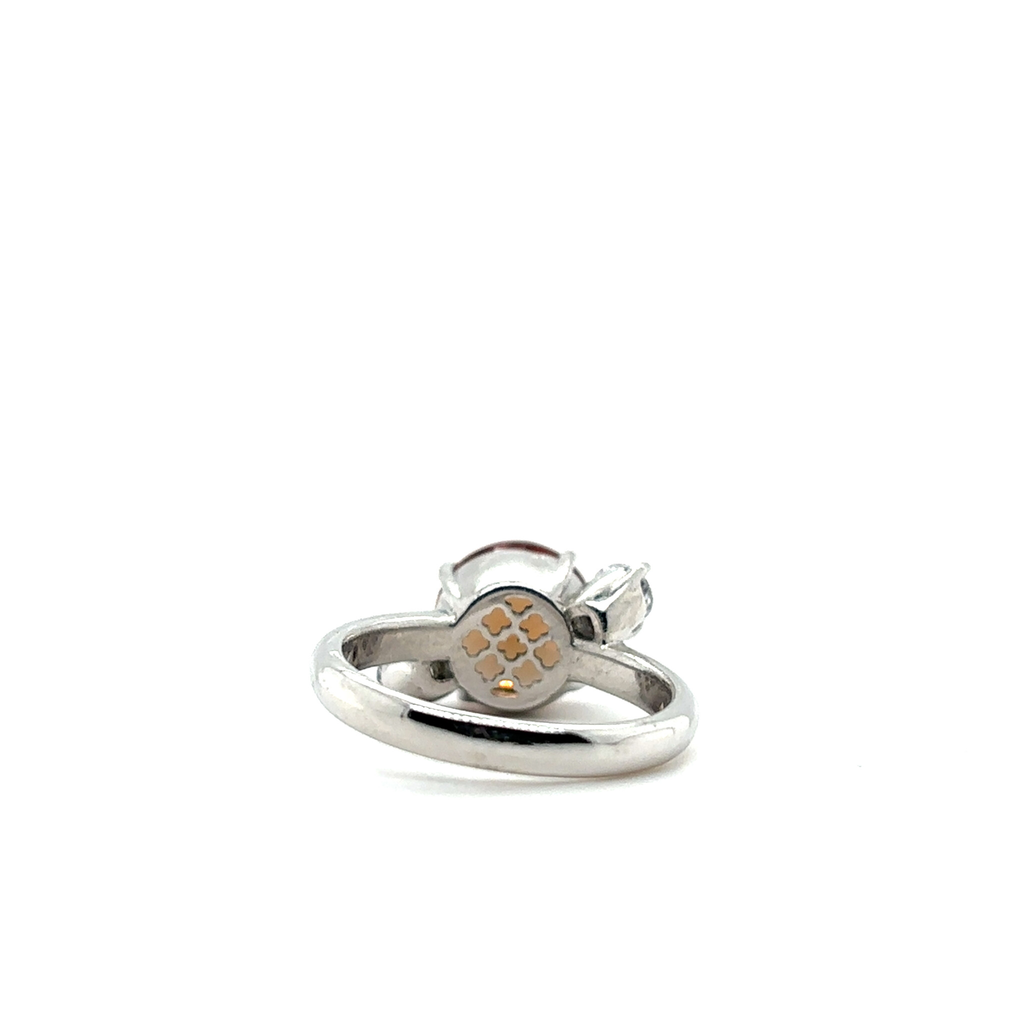 Ring met ronde zultanite en twee zirkonia stenen die veranderen in licht-3