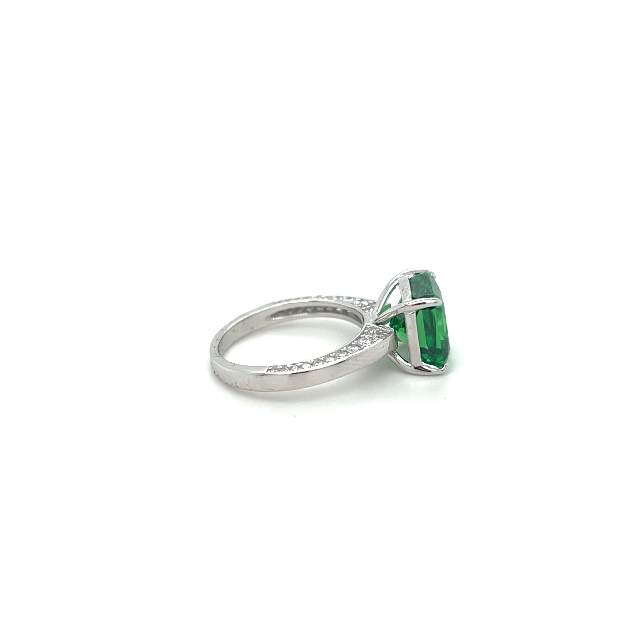 Ring met grote vierkante groene steen en zirkonia stenen-3