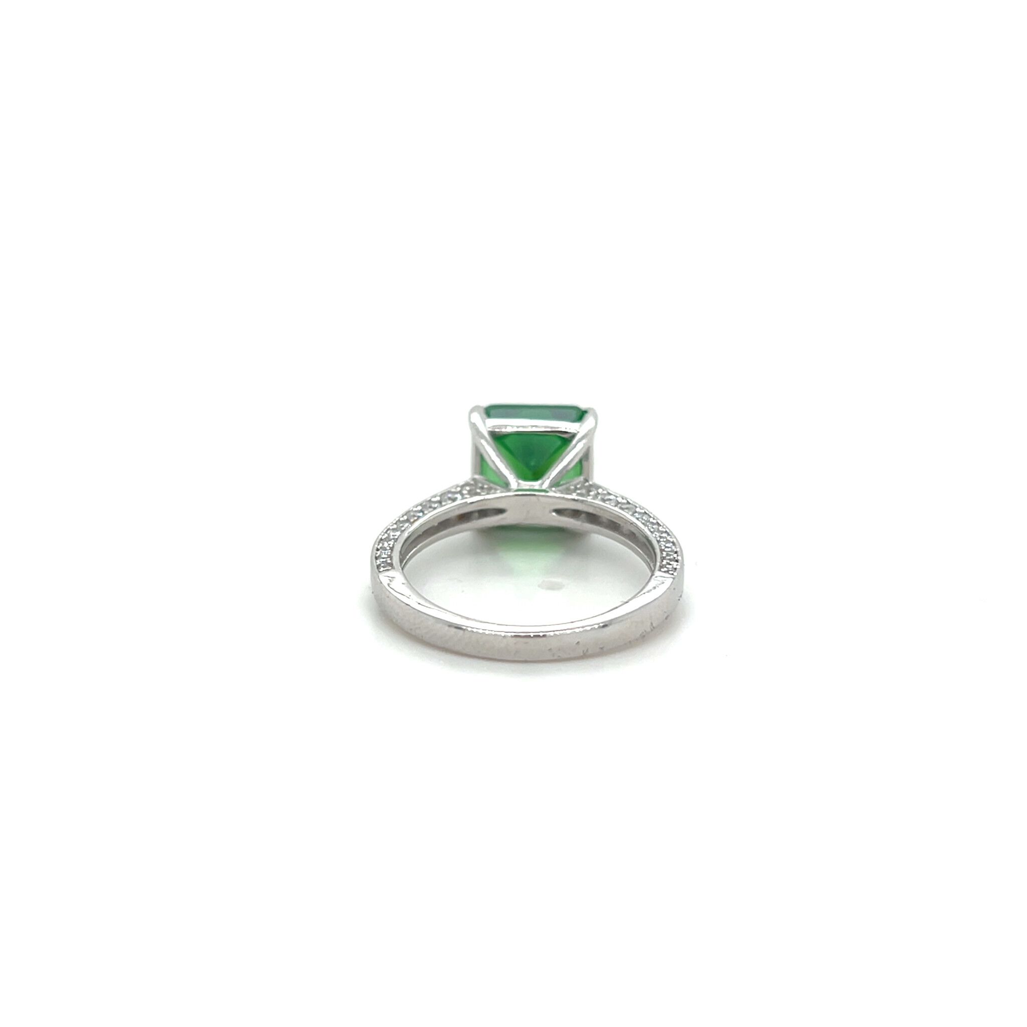 Ring met grote vierkante groene steen en zirkonia stenen-4