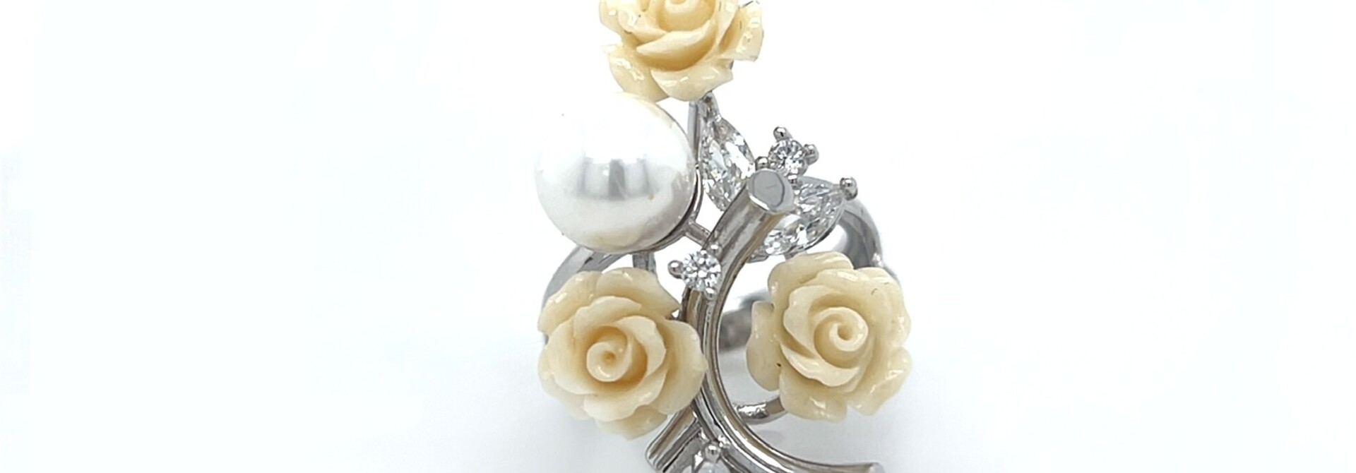 Ring met parels en witte rozen