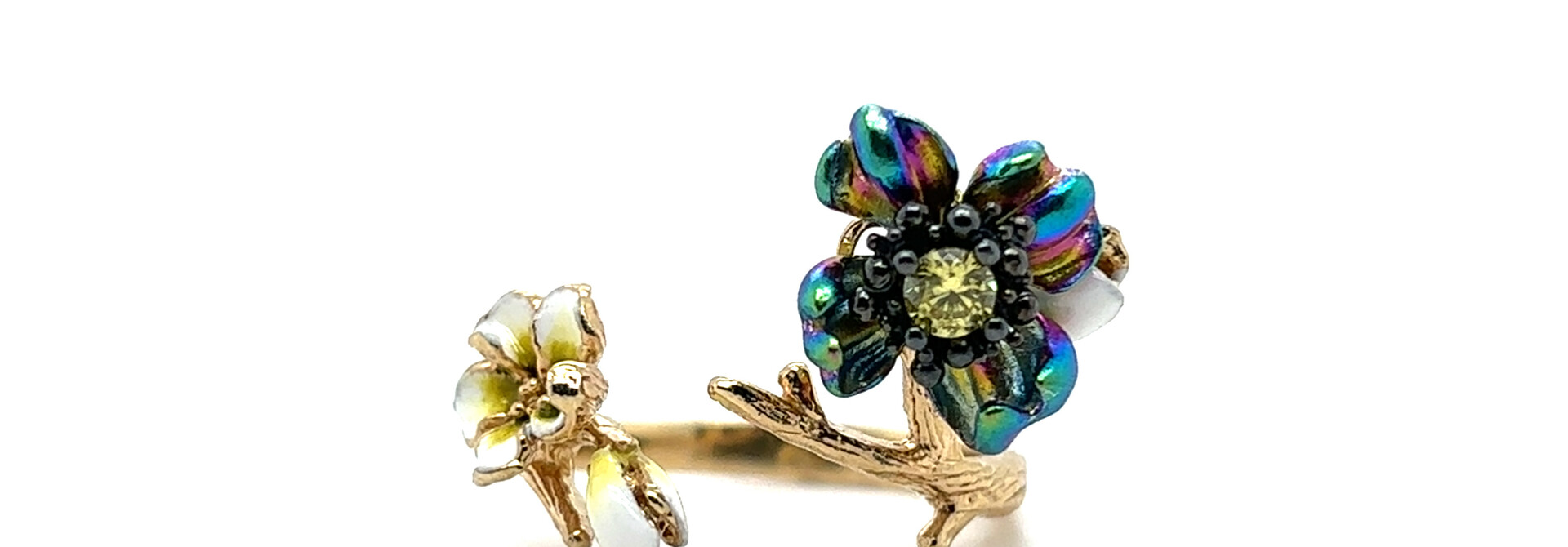 Ring met gekleurde bloem en gekleure zirkonia stenen