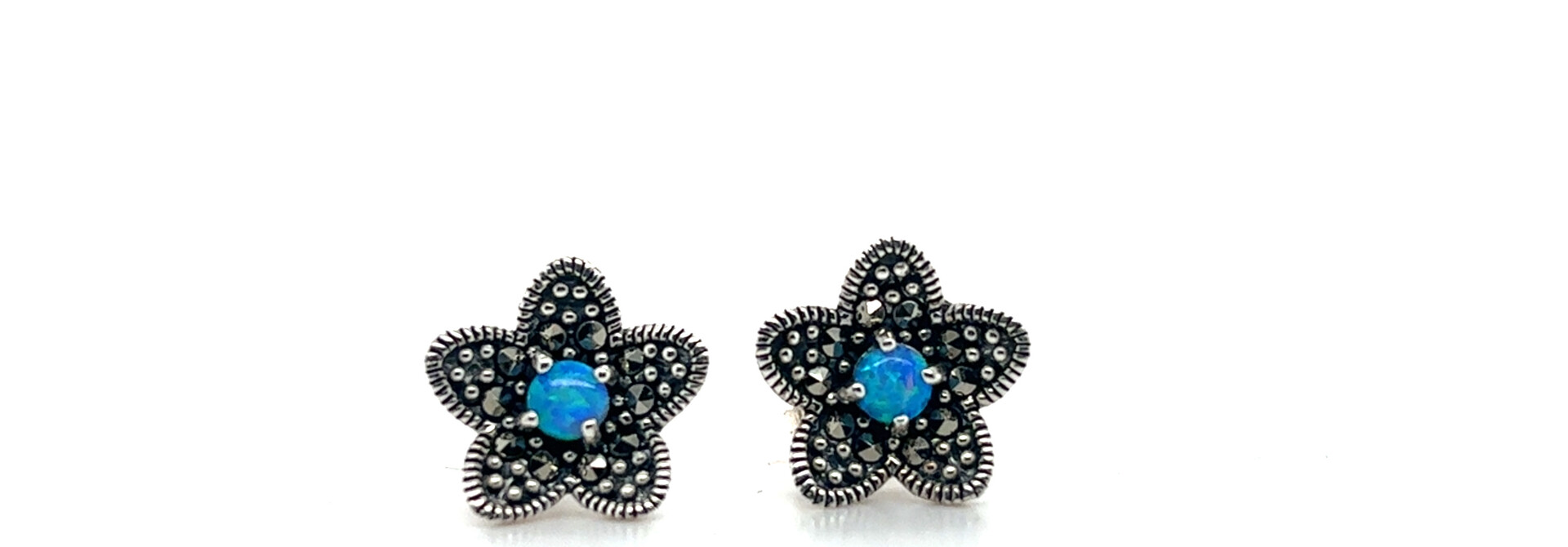 Oorbellen met blauwe opaal in een bloem verwerkt