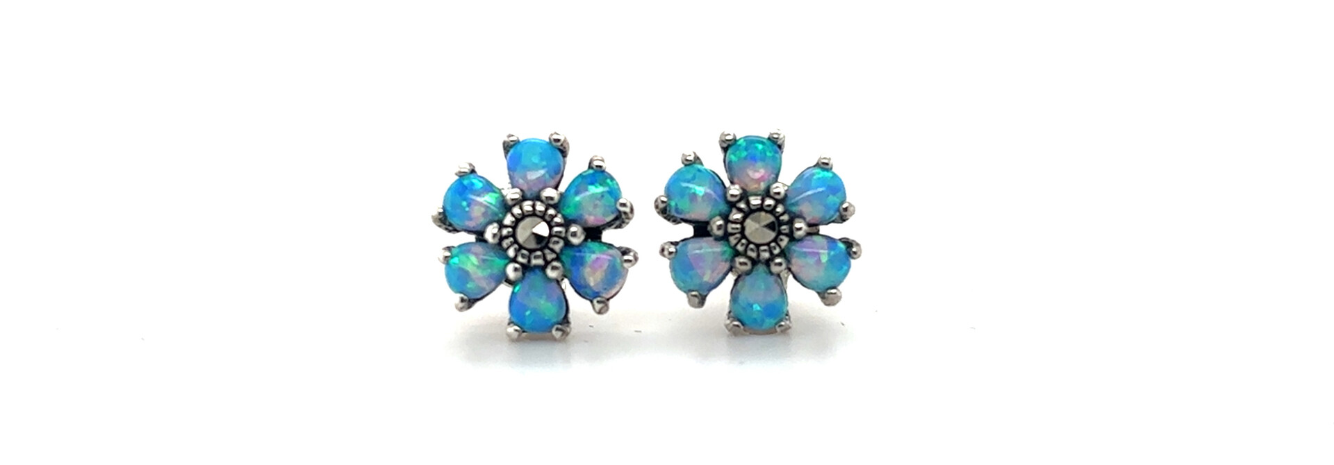 Oorbellen met blauwe opaal stenen in bloem vorm
