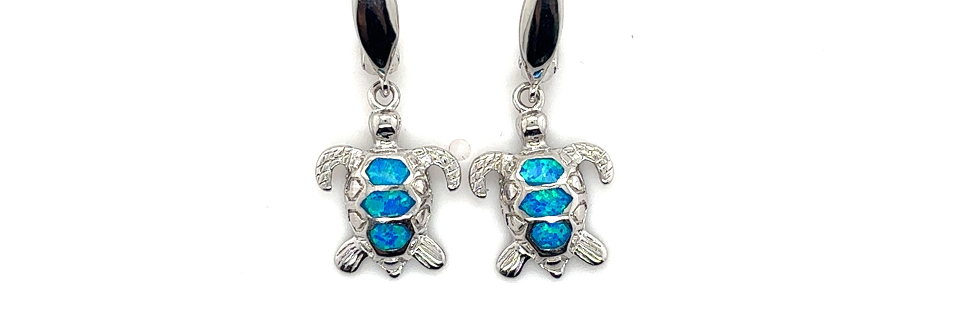 Oorbellen in schildpad vorm met opaal steen