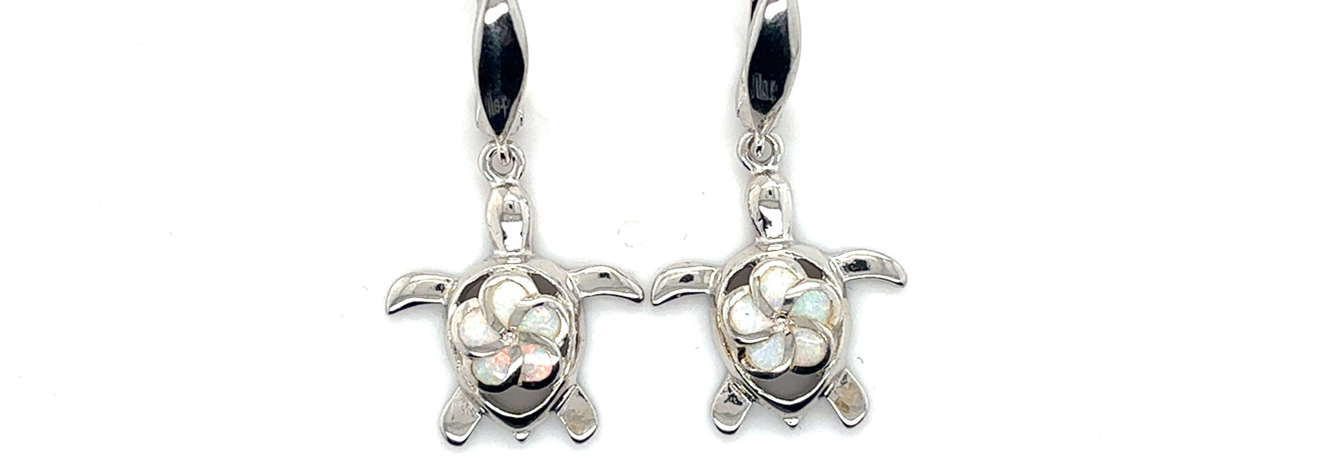 Oorbellen in schildpad vorm met opaal steen in bloem motief