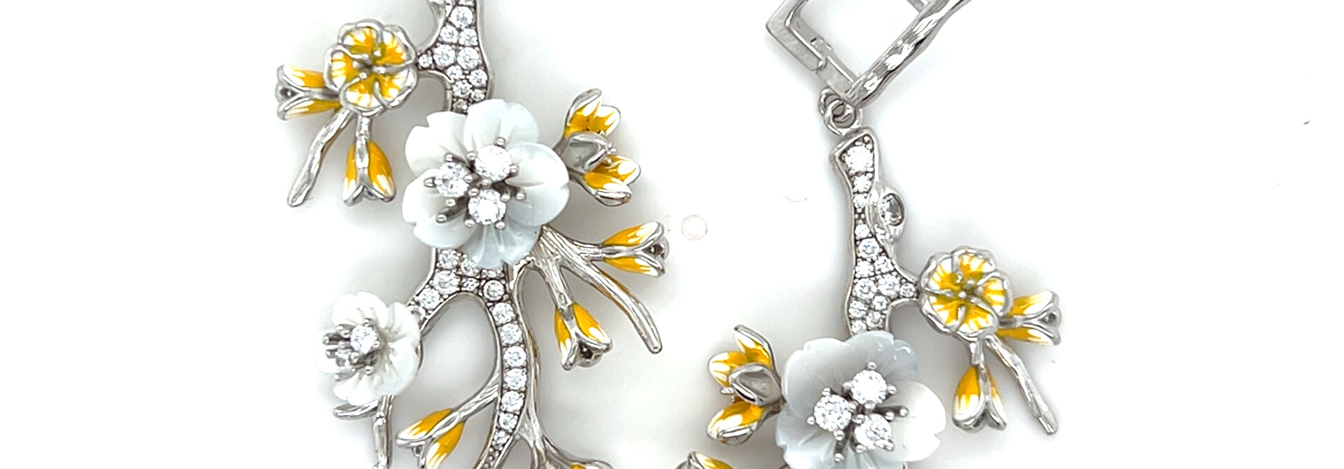 Oorbellen takken met gele details, zirkonia's en witte bloemen