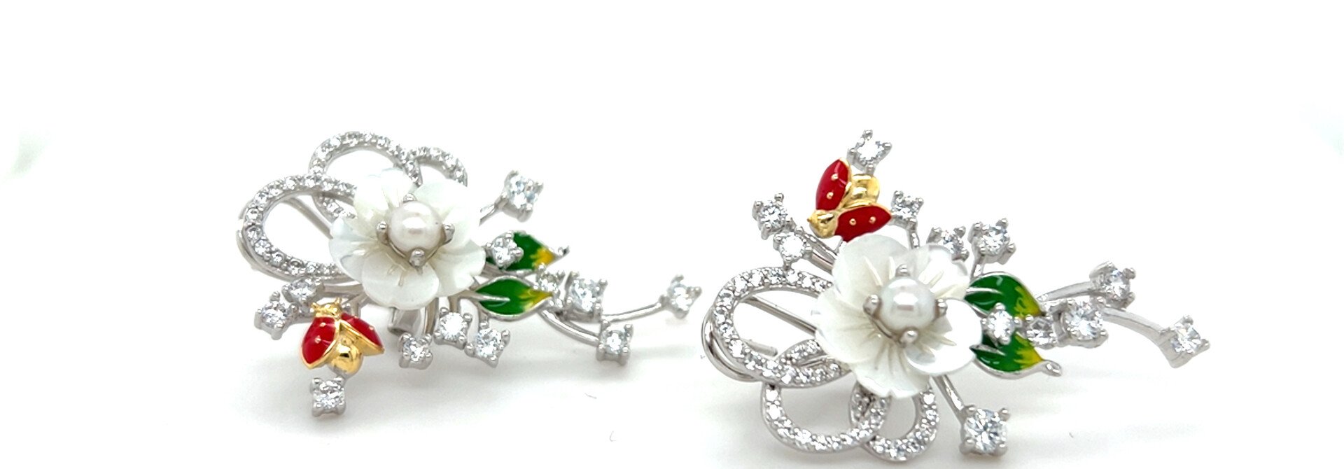 Oorbellen met lieveheerstbeestje, bloemen en zirkonia's en gekrulde details