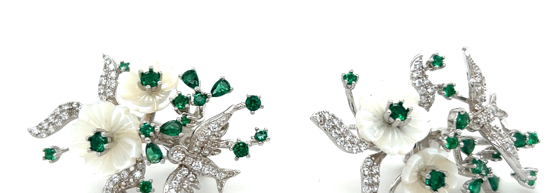 Oorbellen met witte bloemen, vogels en groene en witte zirkonia's
