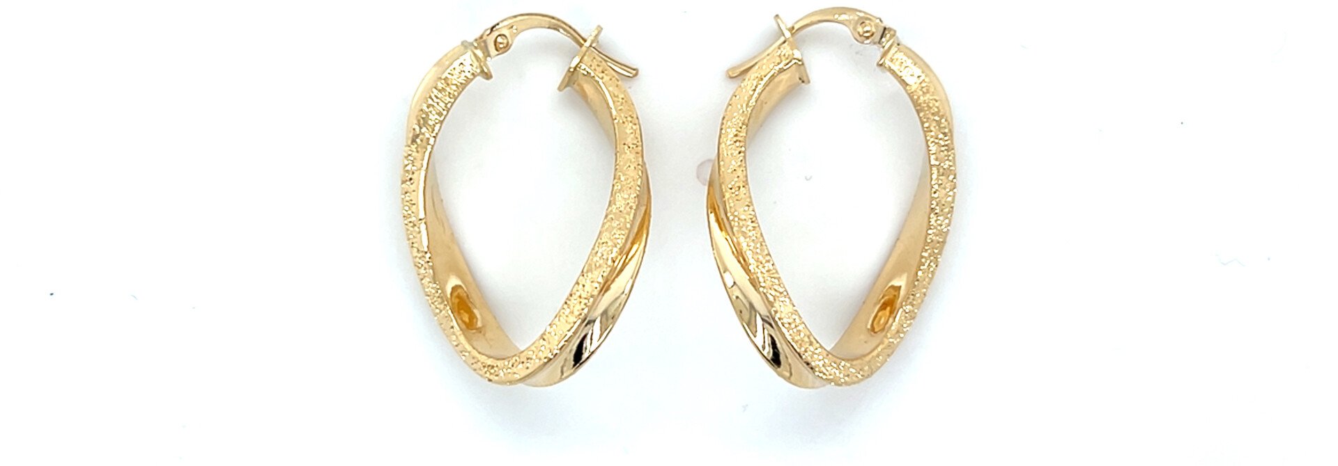 Oorbellen gedraaid en bewerkt abstracte vorm