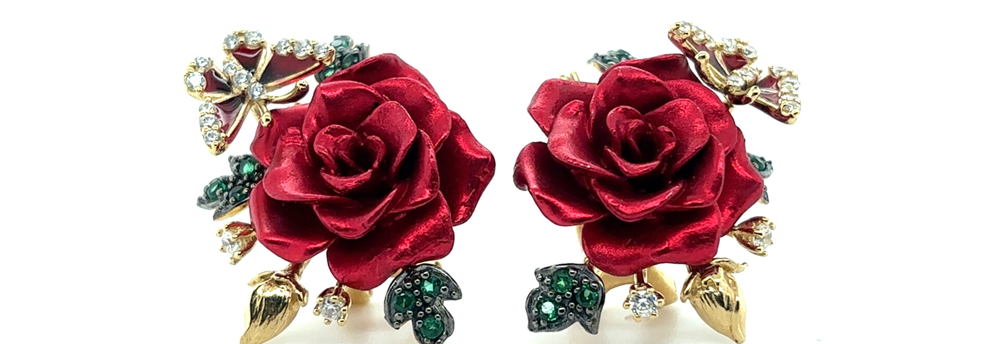 Oorbellen met rode roos vlinder groene blaadjes en gekleurde zirkonia