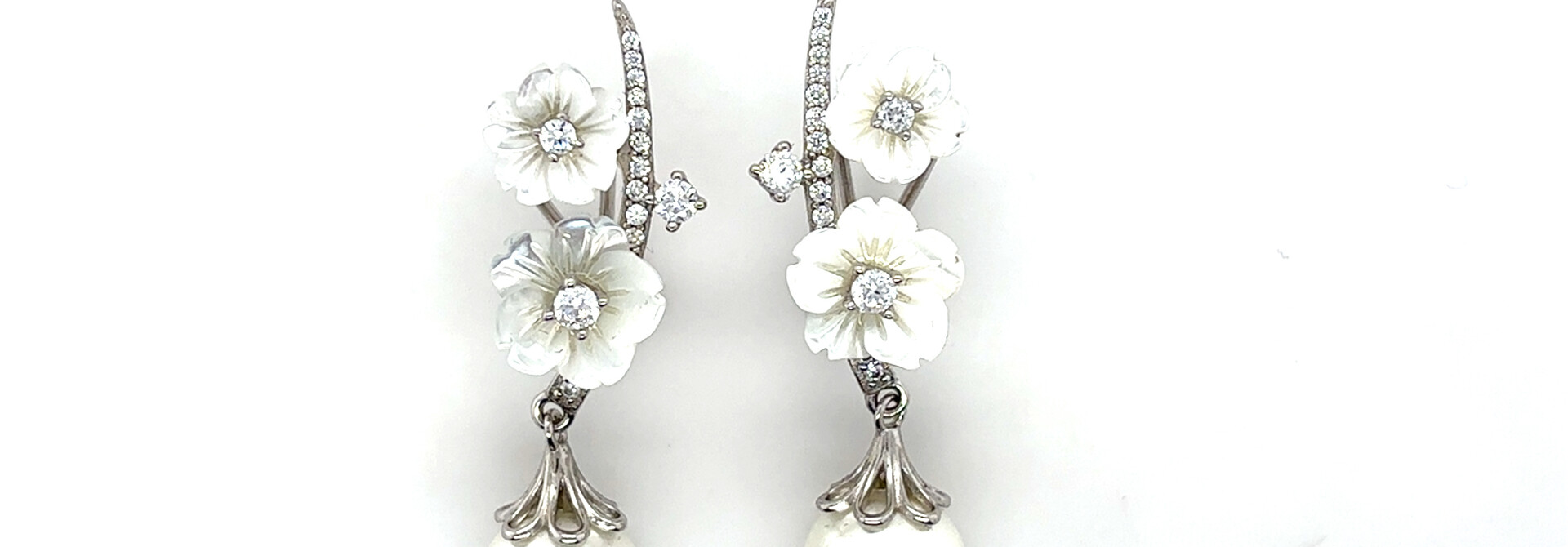 Oorbellen met bloemen hangende parel en zirkonia stenen