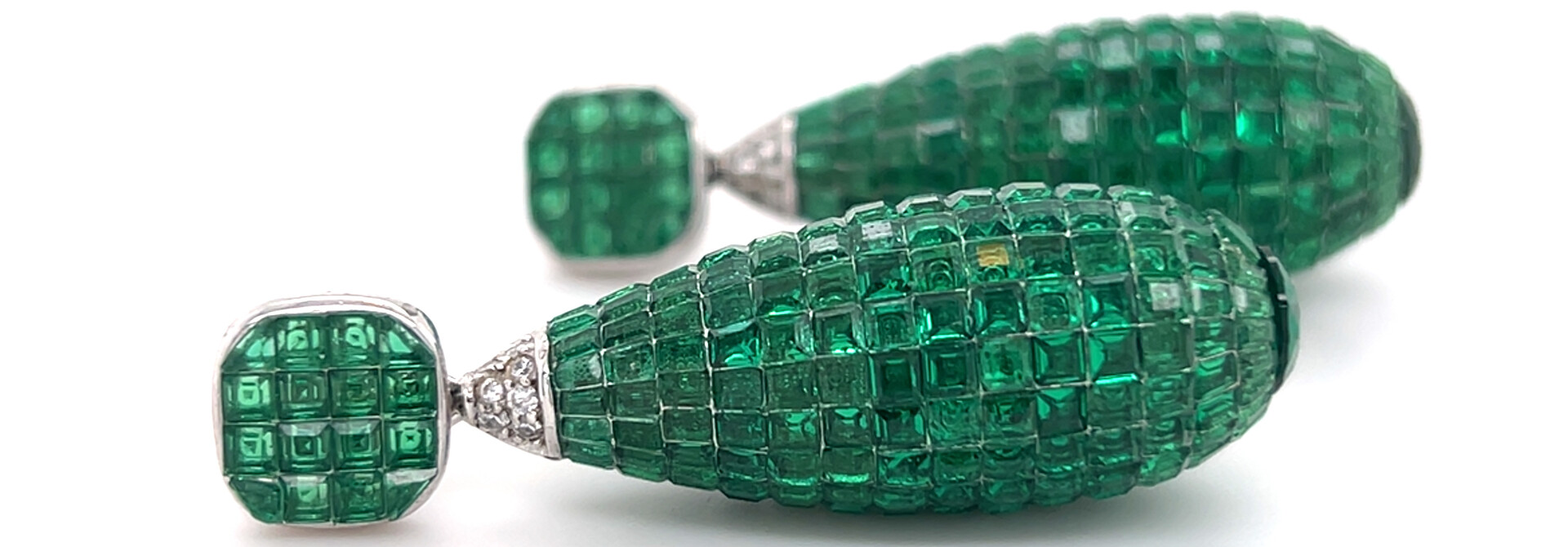 Oorbellen stekers met hangende kegels bezet met vierkante groene zirkonia's