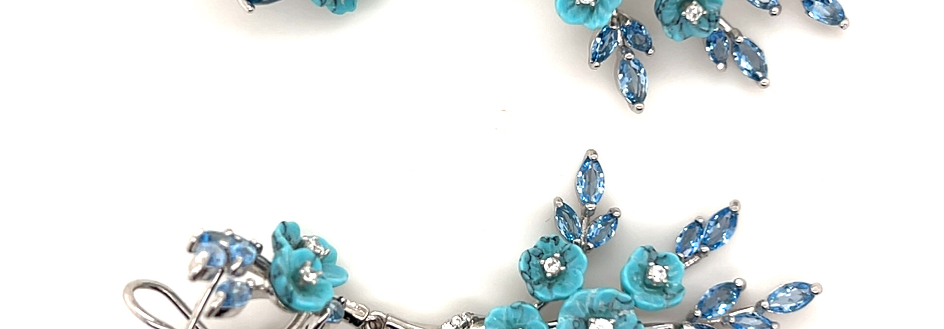 Oorbellen  langwerpige blauwe zirkonia's in blaadjesvorm en blauwe bloemen