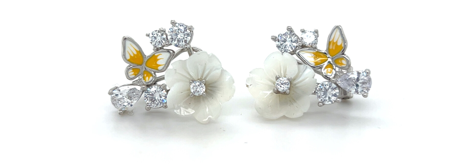 Oorbellen met vlinder en witte bloemen en zirkonia's