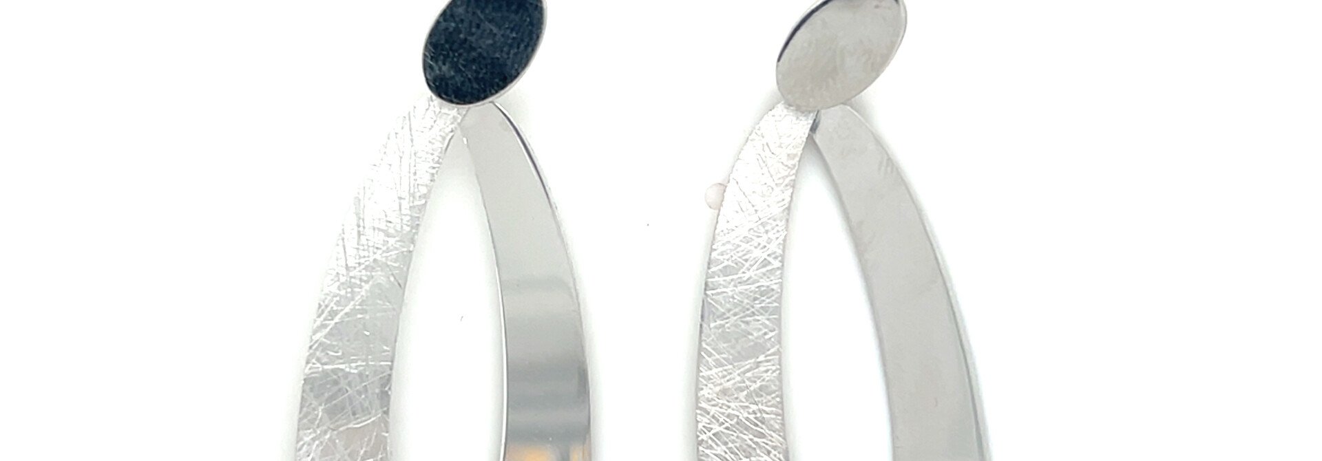 Oorbellen stekers langwerpig met halve bewerking geborsteld