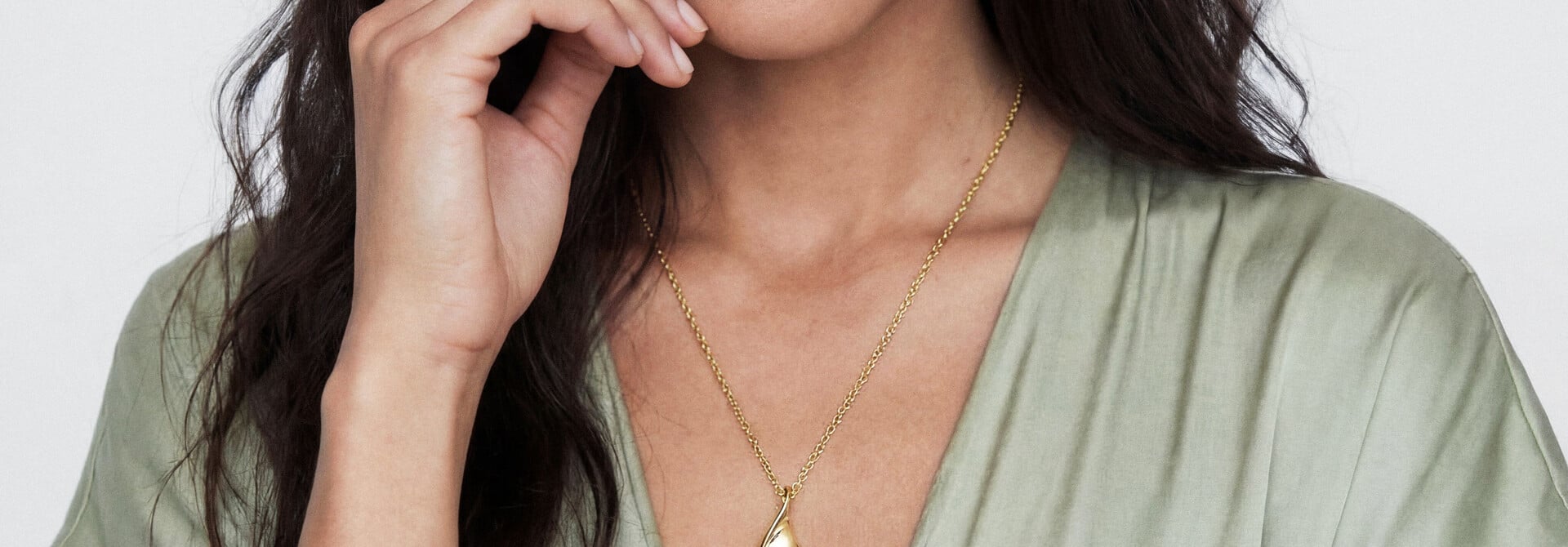 Ontdek de verfijnde kettingen van Sif Jakobs Jewellery.