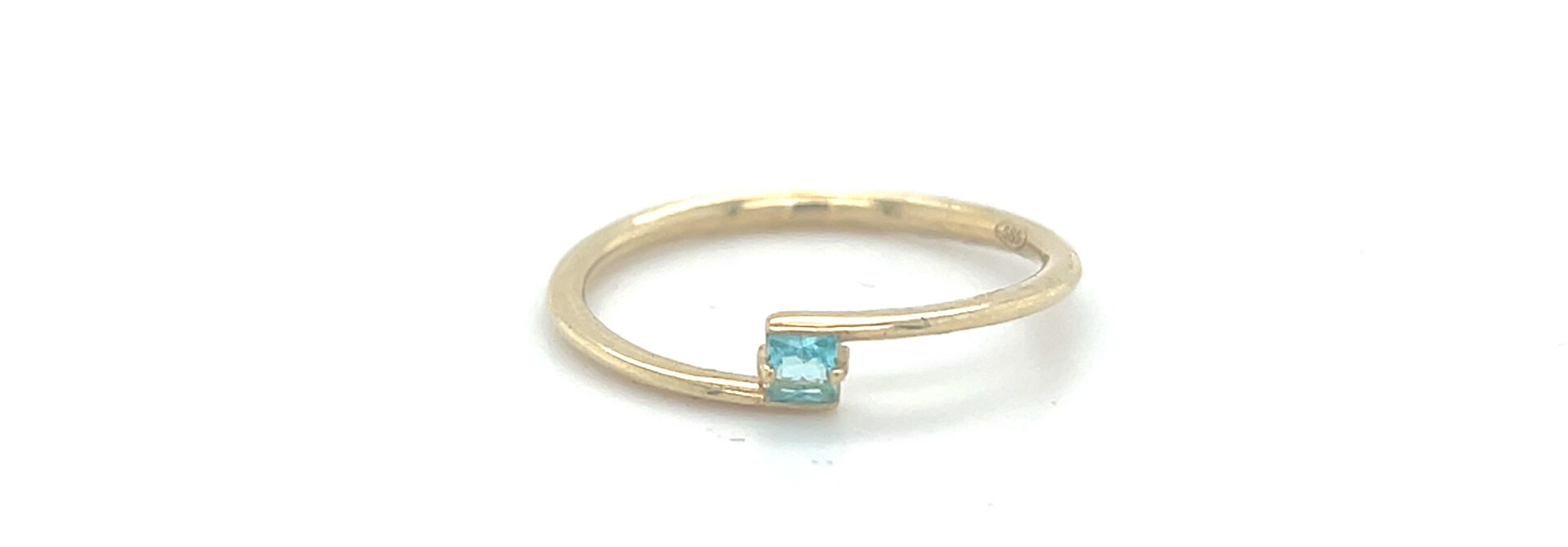 Ring met lichtblauwe zirkonia vierkant chaton