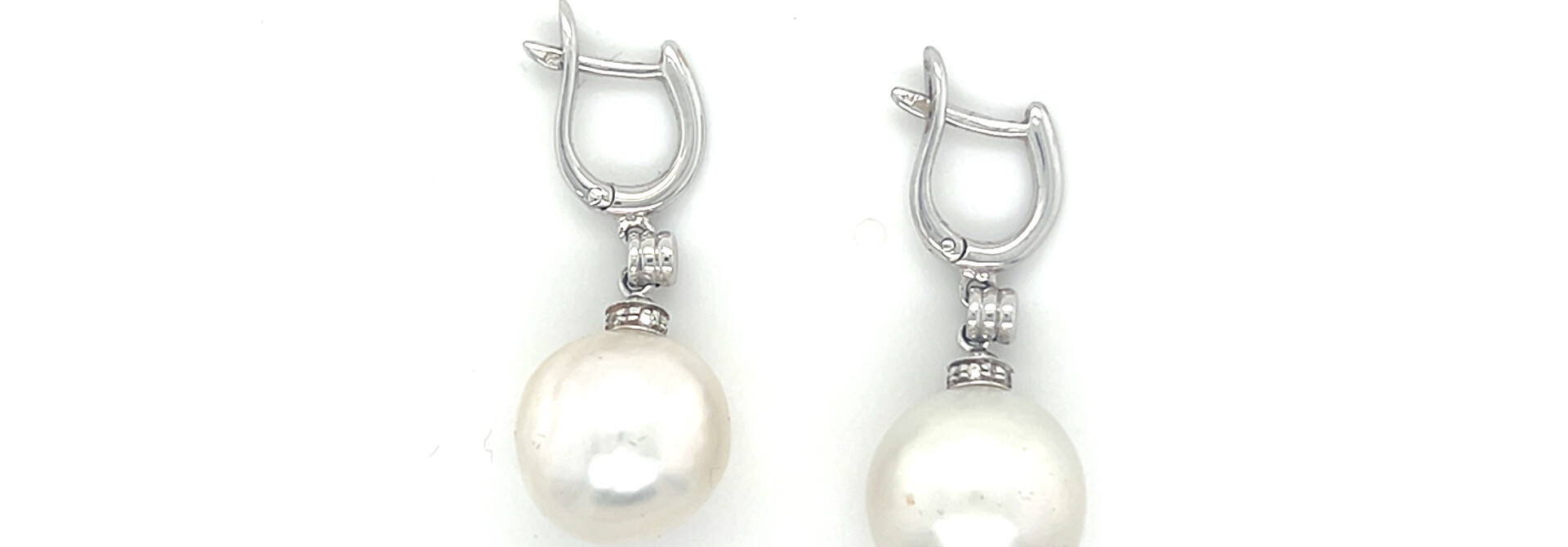 Oorbellen witgoud met diamant en zoetwaterparel