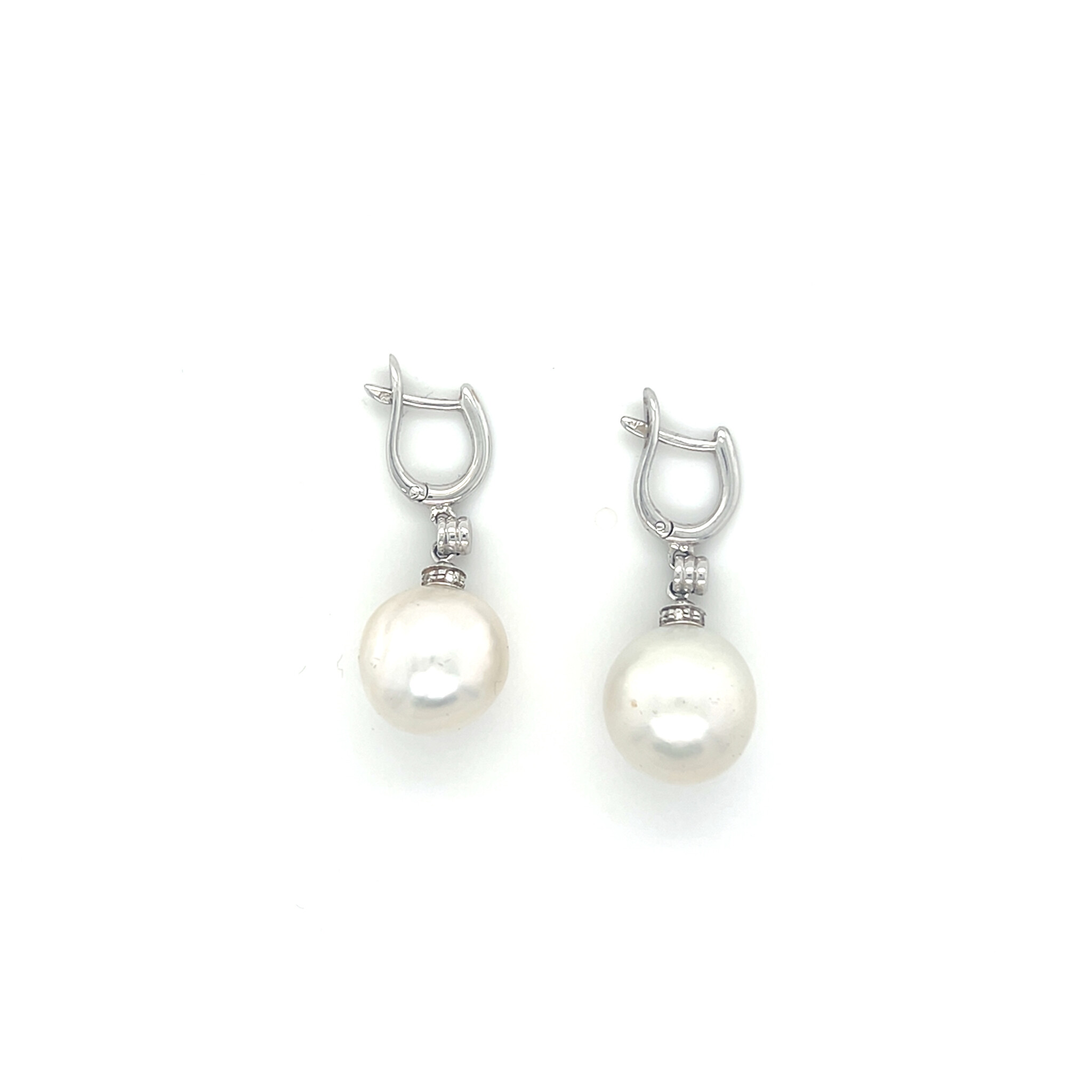 Oorbellen witgoud met diamant en zoetwaterparel-1