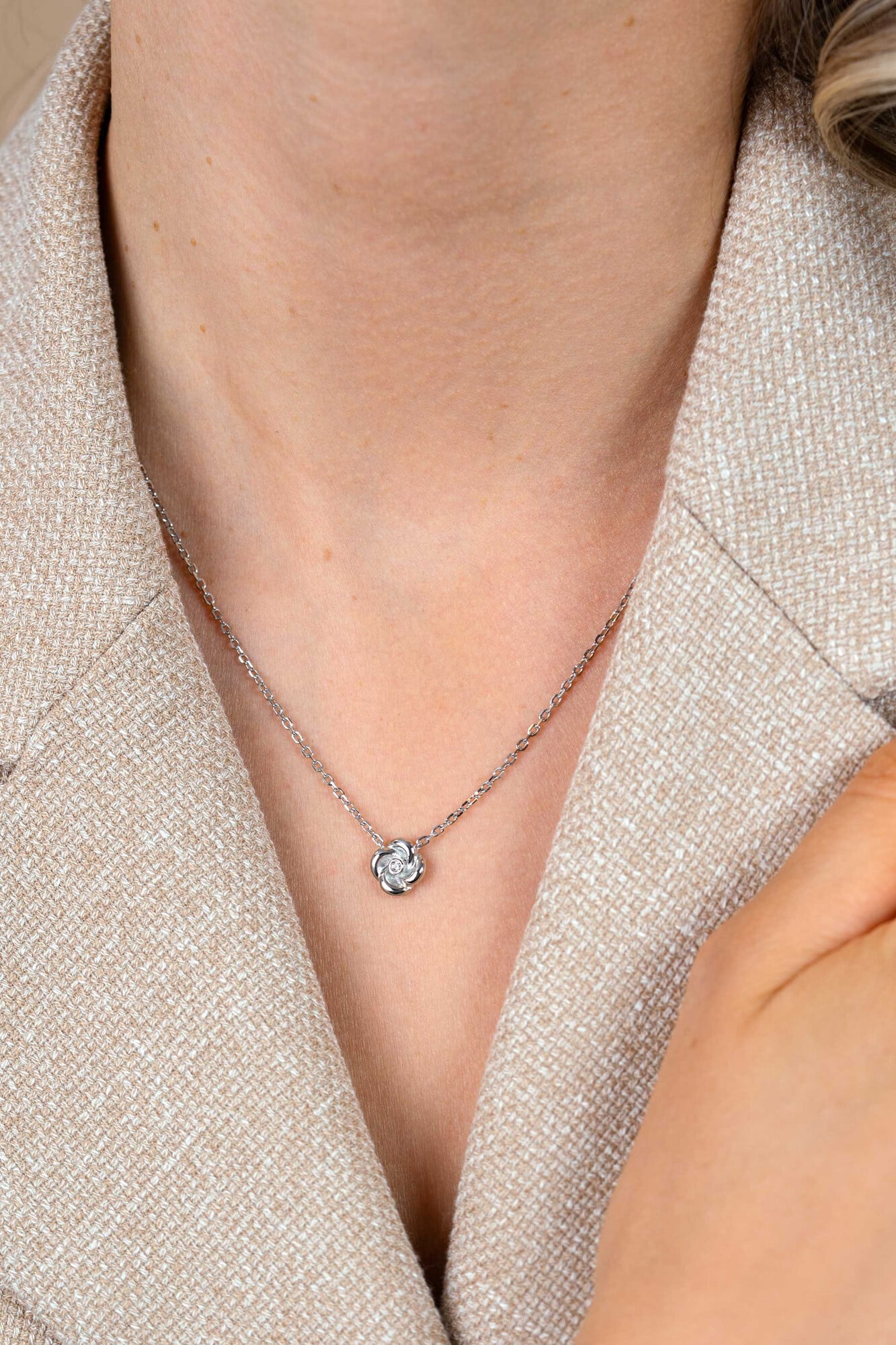 ZINZI zilveren ketting met hanger in roosdesign en bezet met een witte zirkonia in het midden-2