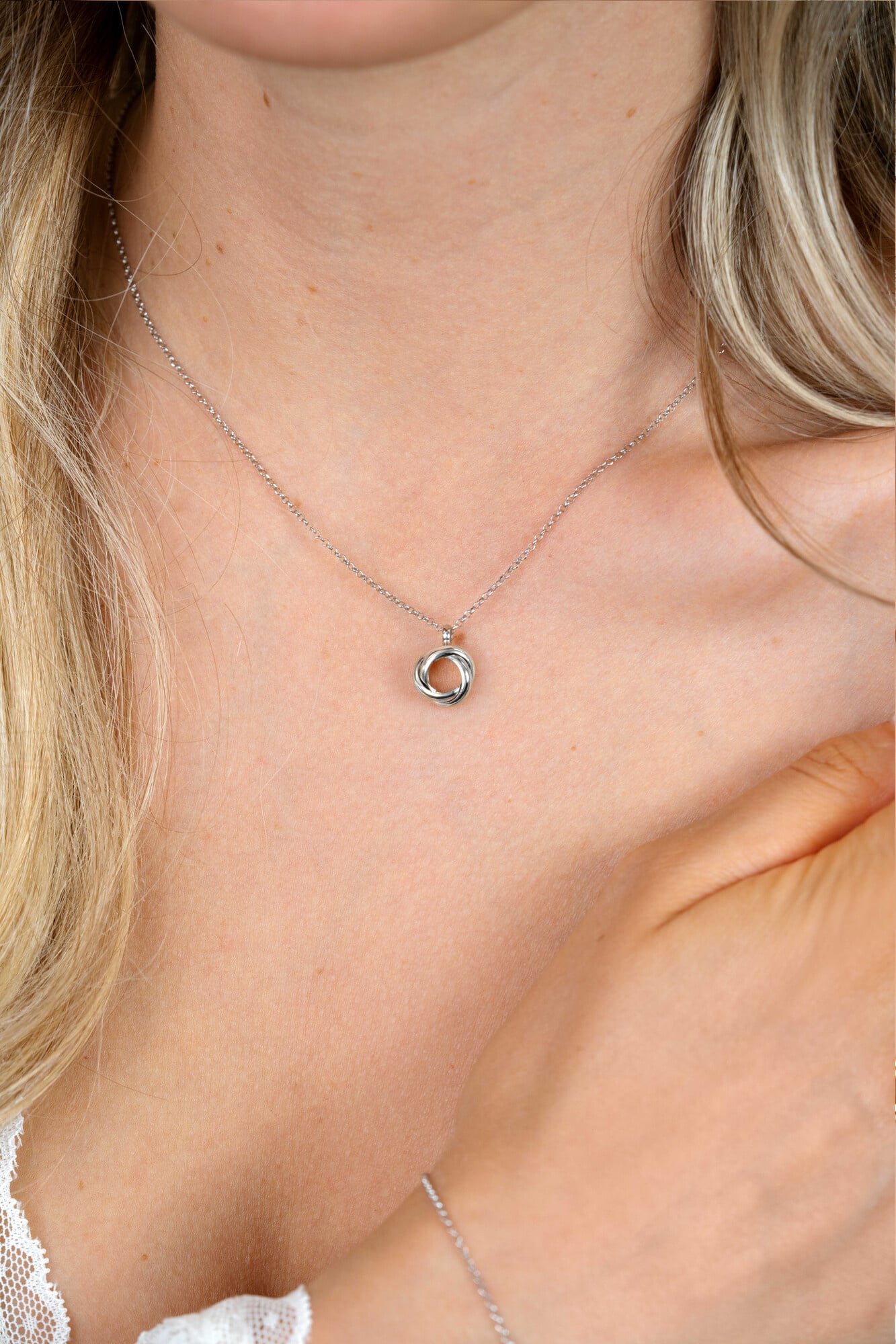 ZINZI zilveren collier 45 cm met hanger van drie verbonden ringen (knoop-stijl)-3