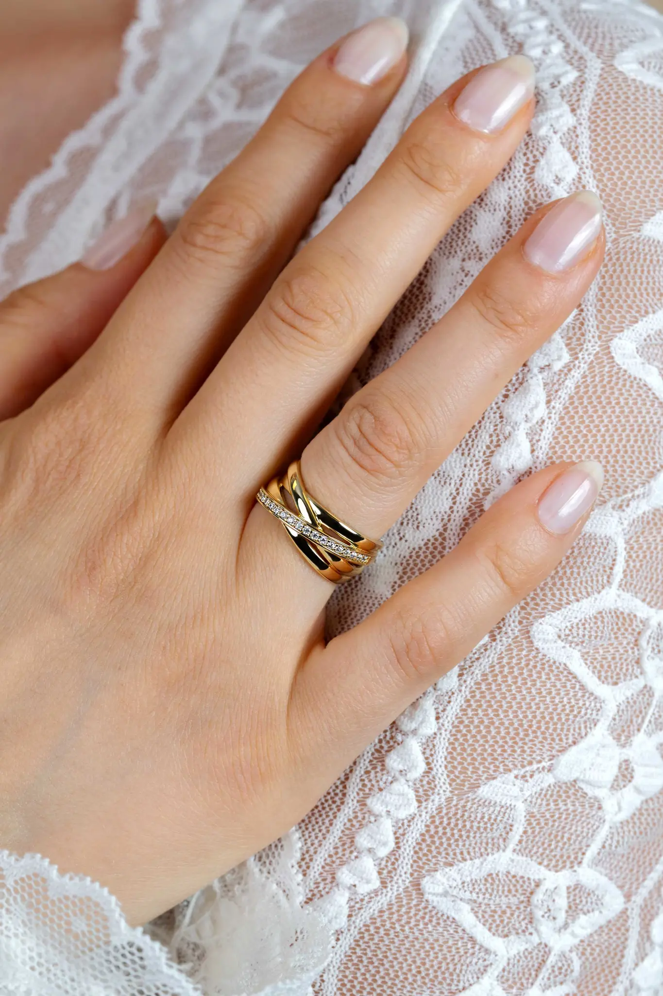 ZINZI zilveren ring geel verguld cross-over met 1 rij zirkonia maat 56-2
