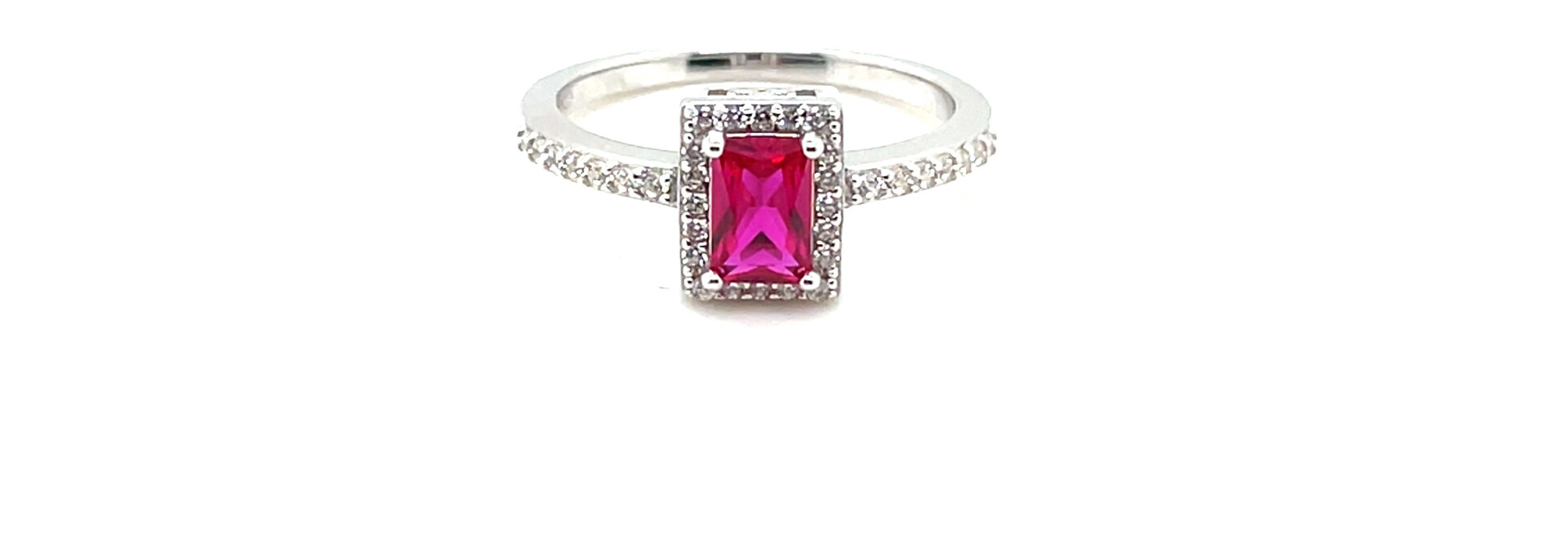 Ring met grote rode baguette steen omlijnd met kleine zirkonia's