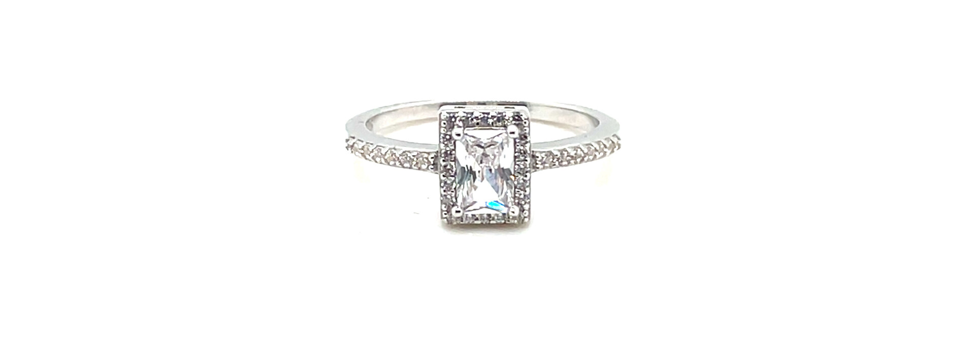 Ring met grote baguette steen omlijnd met kleine zirkonia's