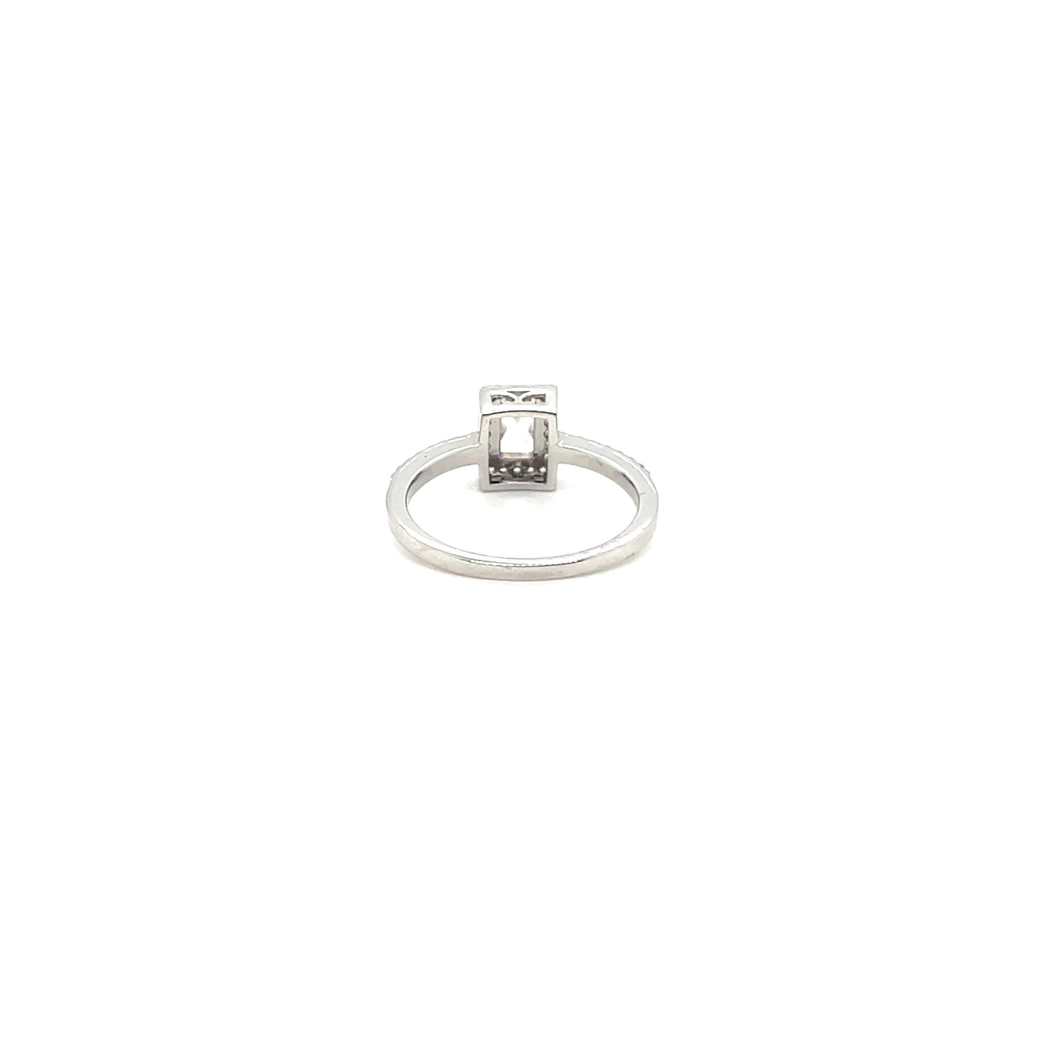 Ring met grote baguette steen omlijnd met kleine zirkonia's-2